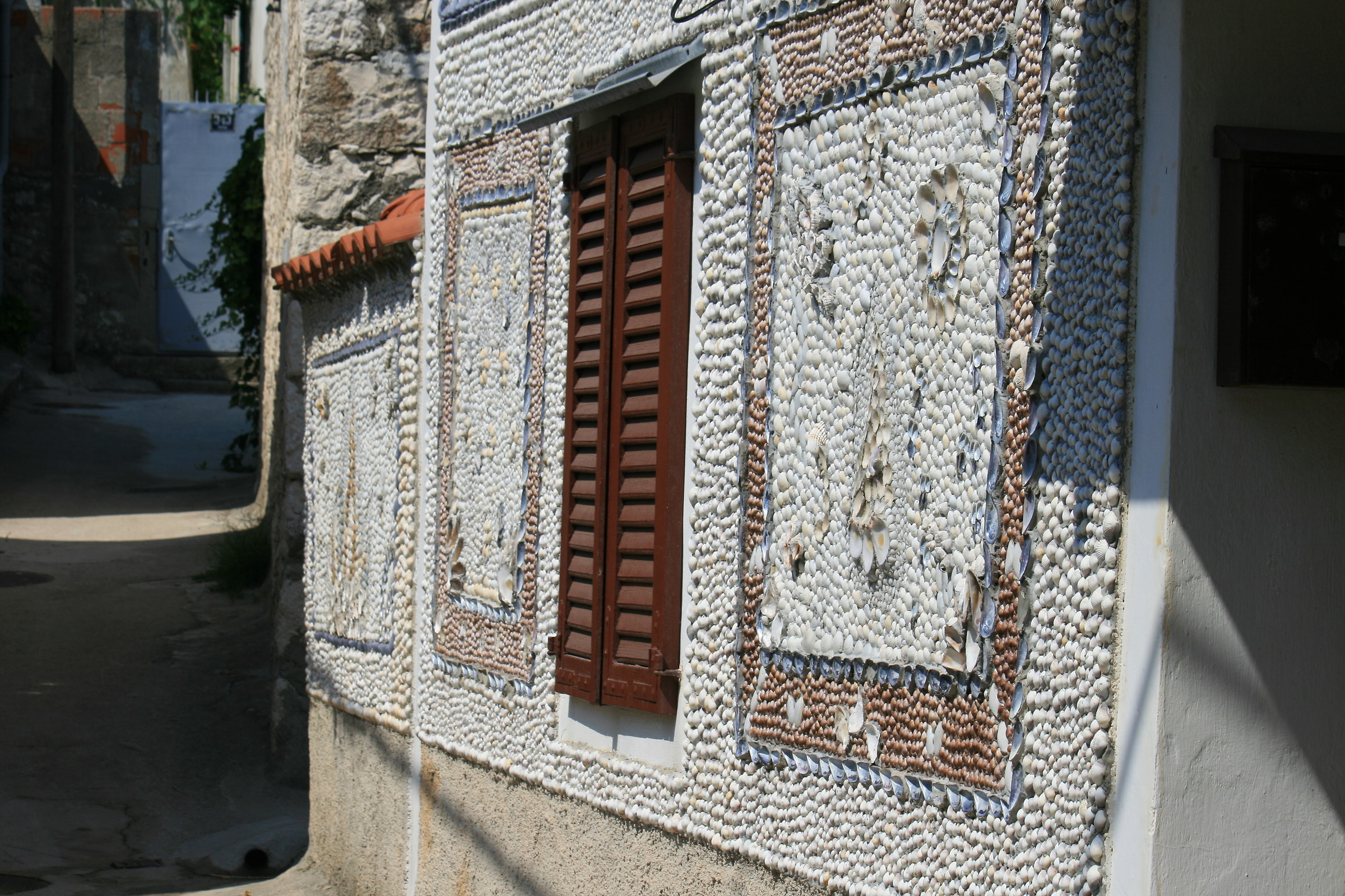 The house of shells, Otok Susak