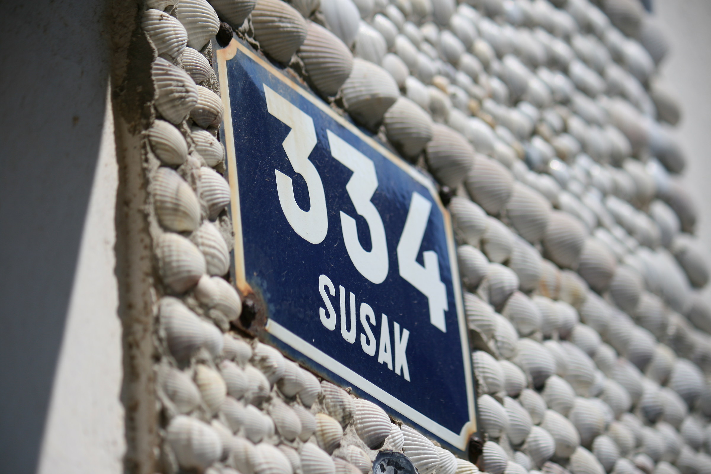 the house of shells, Otok Susak