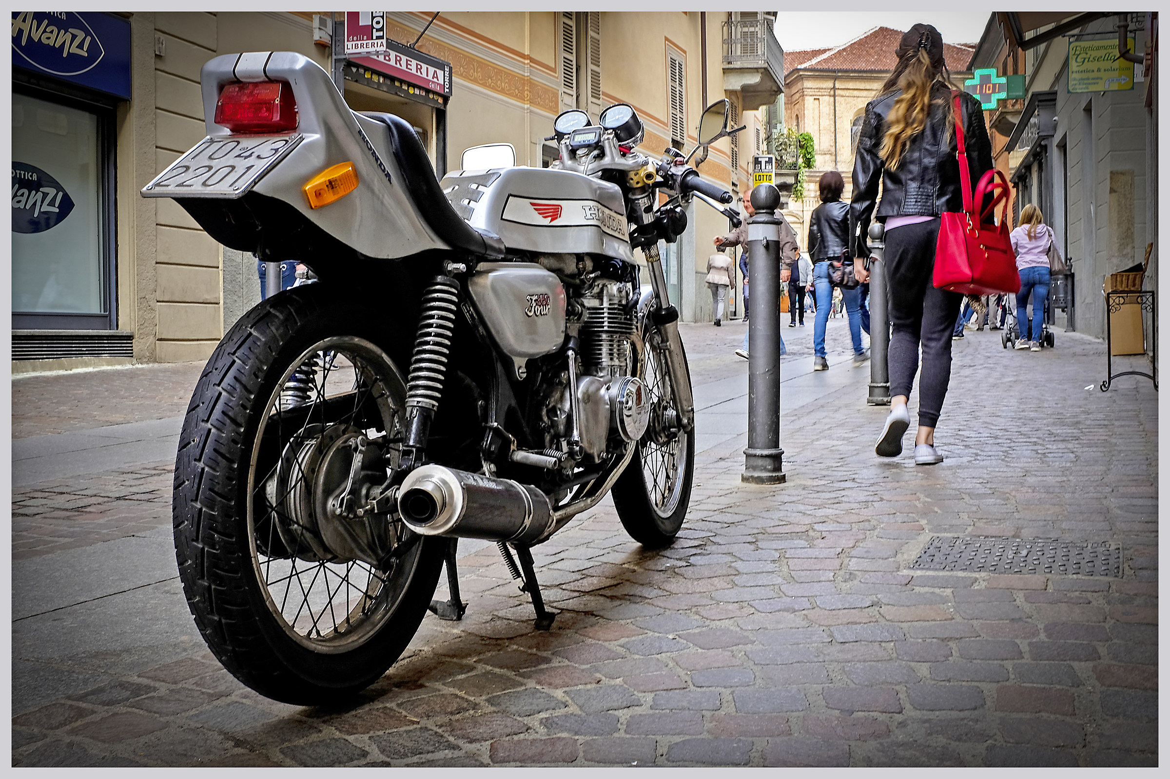 Waiting for my driver ... I'm looking around ...