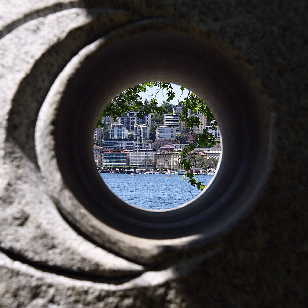 Attraverso una cornice