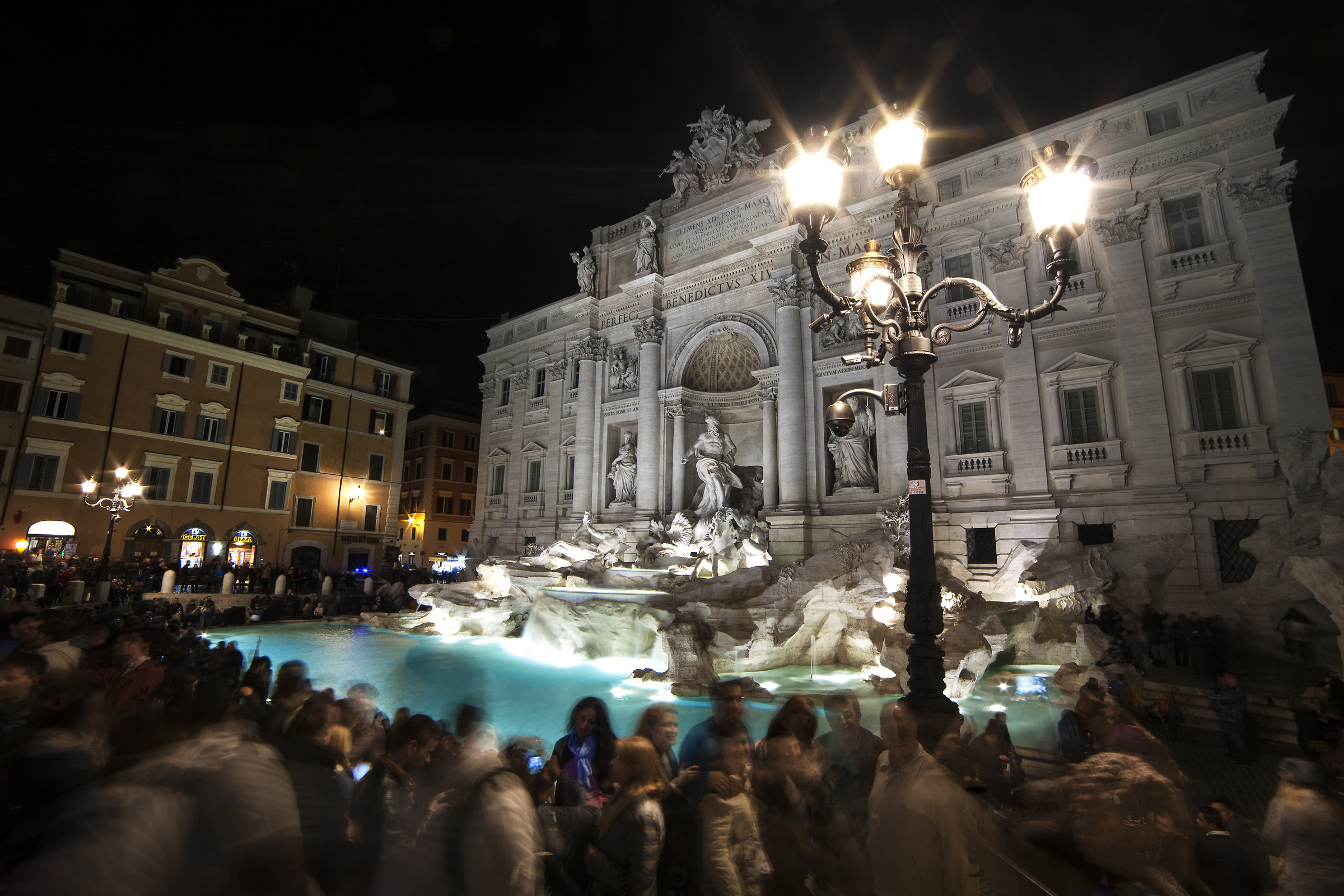 Trevi e poche altre persone..