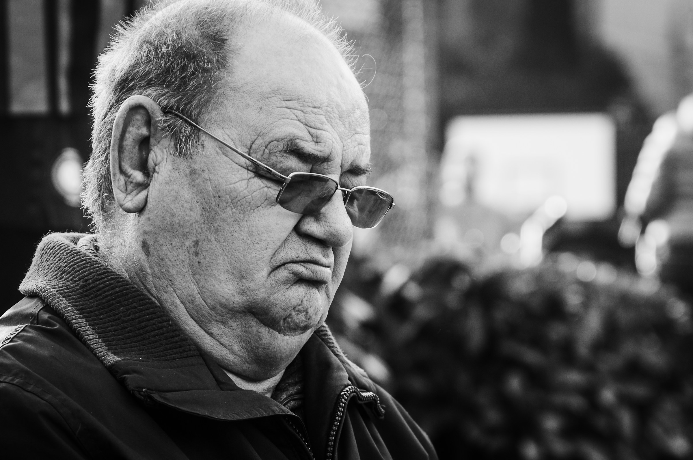 Un uomo in strada, aspettando