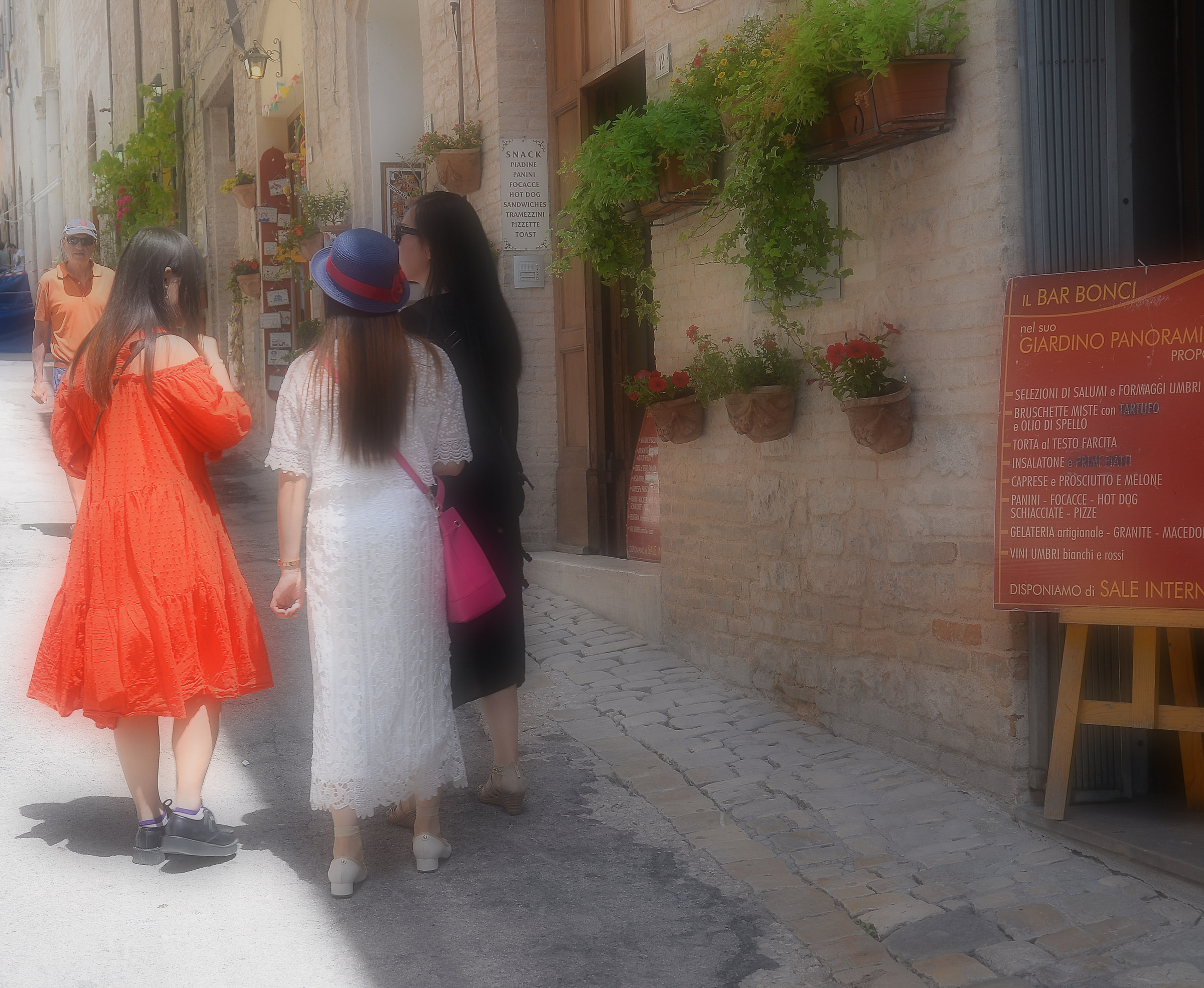 Tre signore a passeggio