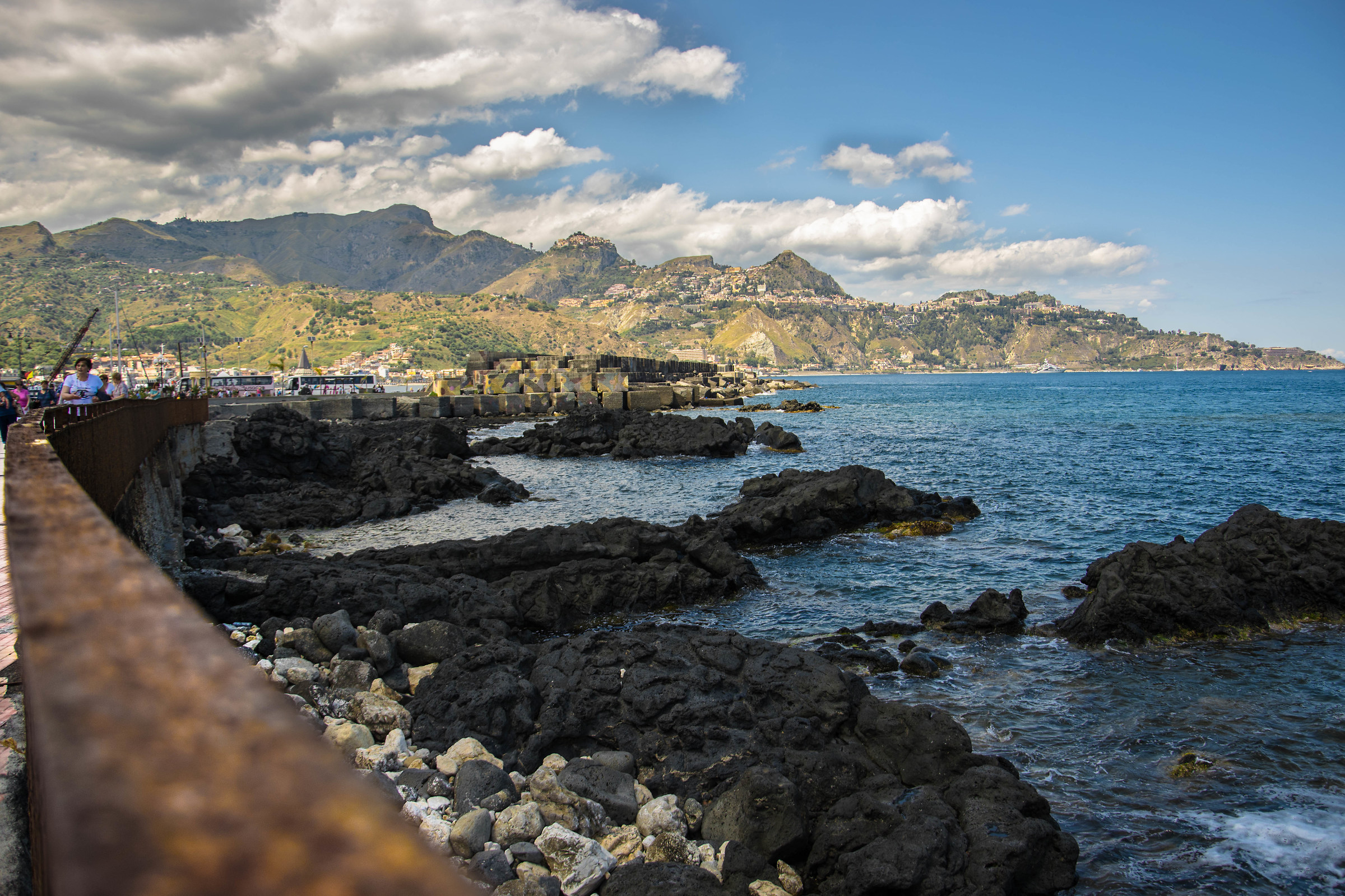 Un paesaggio lungo una via di ferro