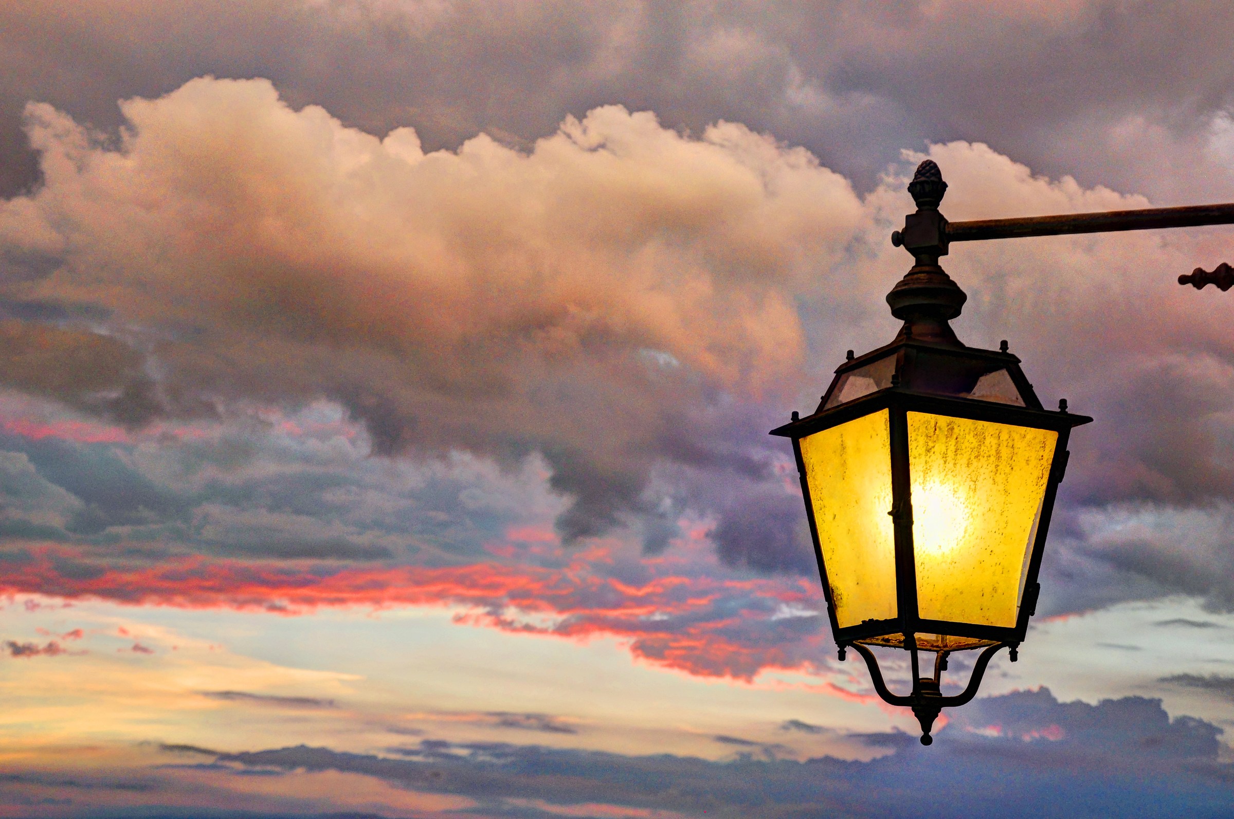 Una Luce Tra le Nuvole