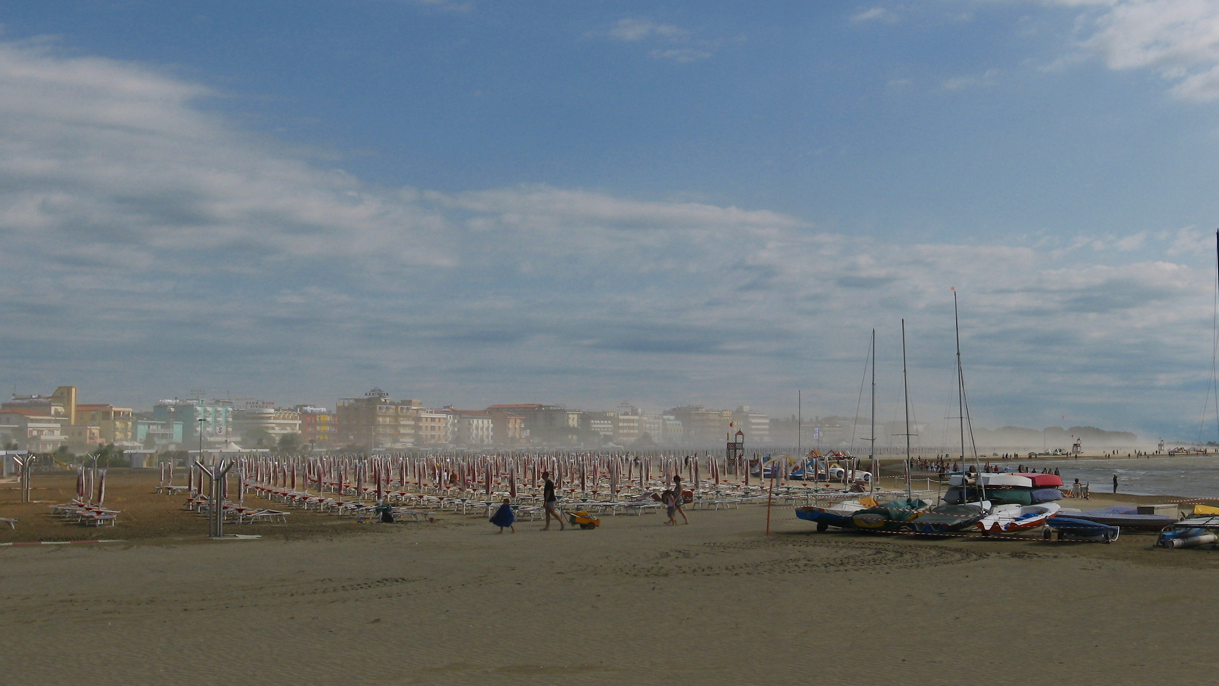 Mattina ventosa, non si può stare in spiaggia