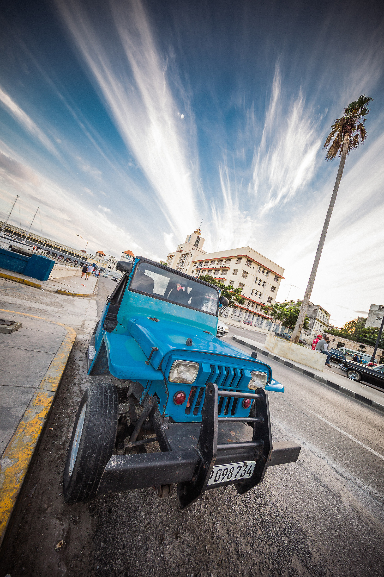 carro en el malecon