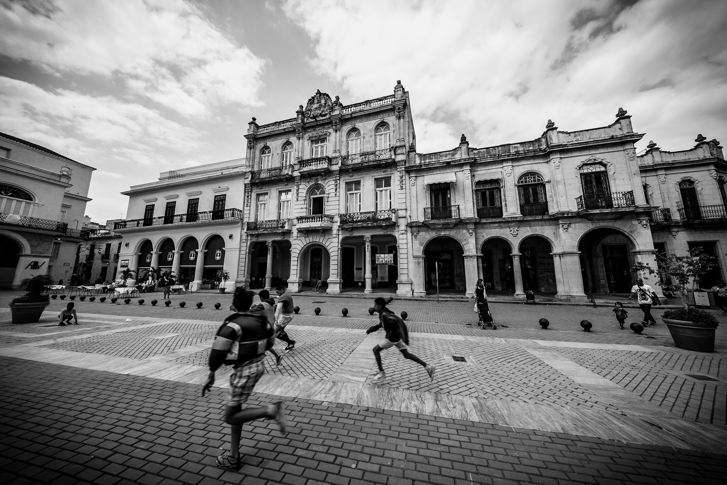 Jugando en plaza  - La habana