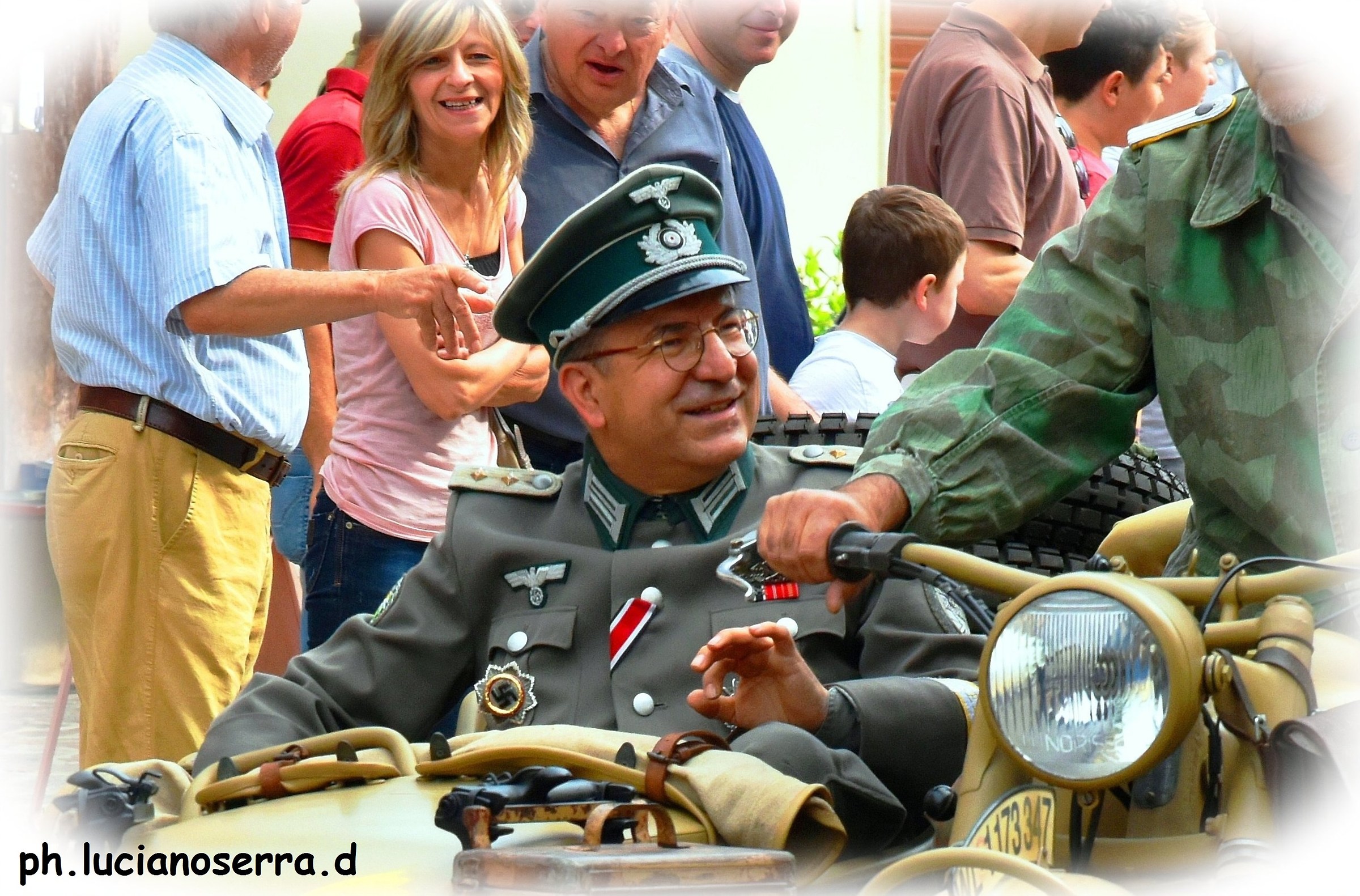 Appearing with the military uniform of World War II