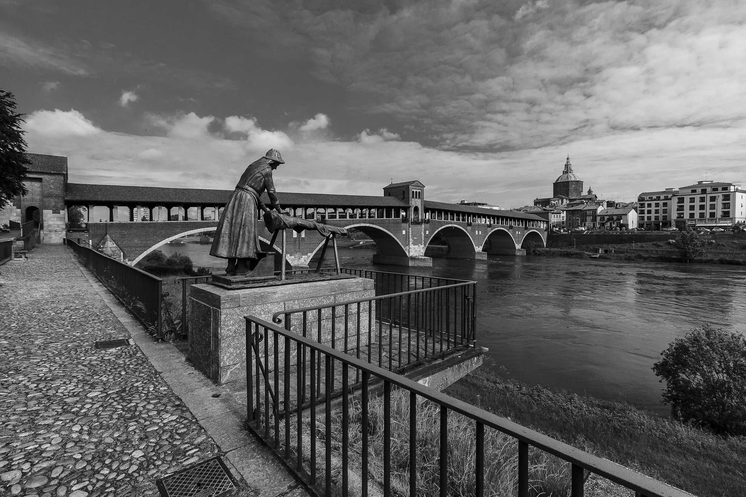 Pavia covered bridge and Laundress B / N