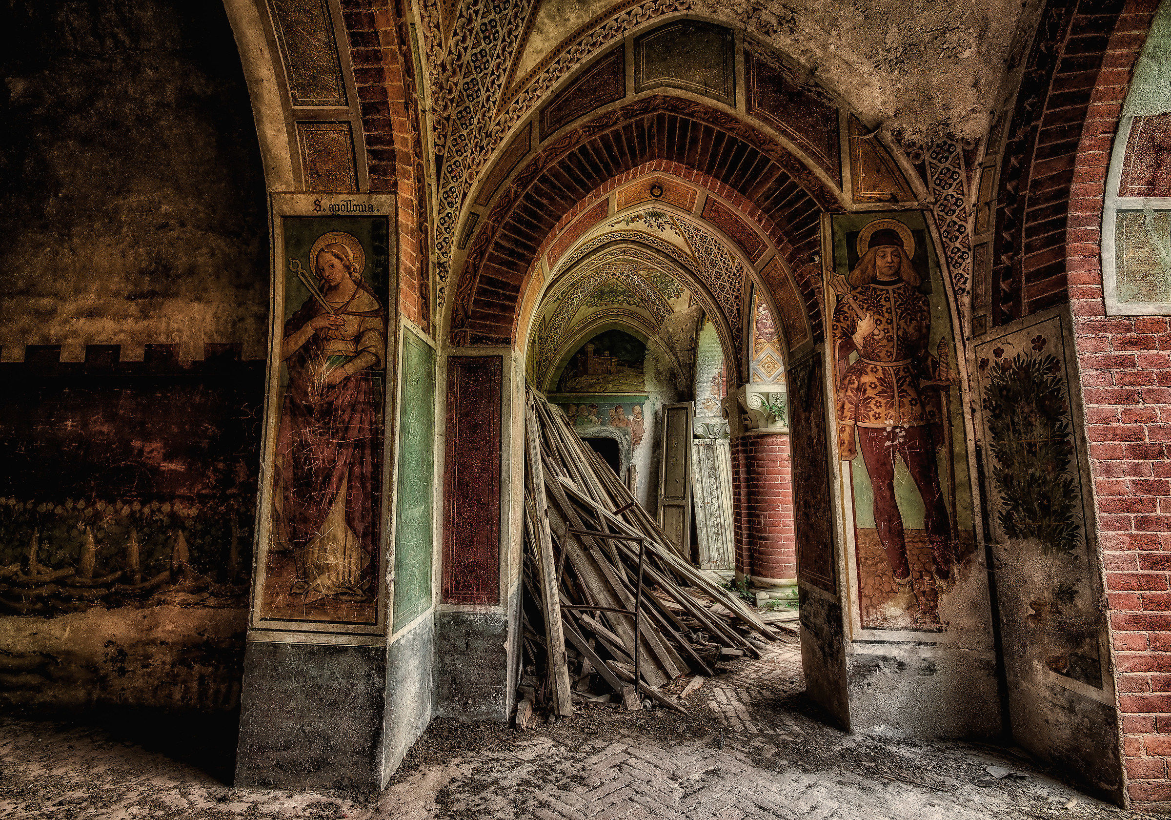 Castello abbandonato R...il porticato con affreschi