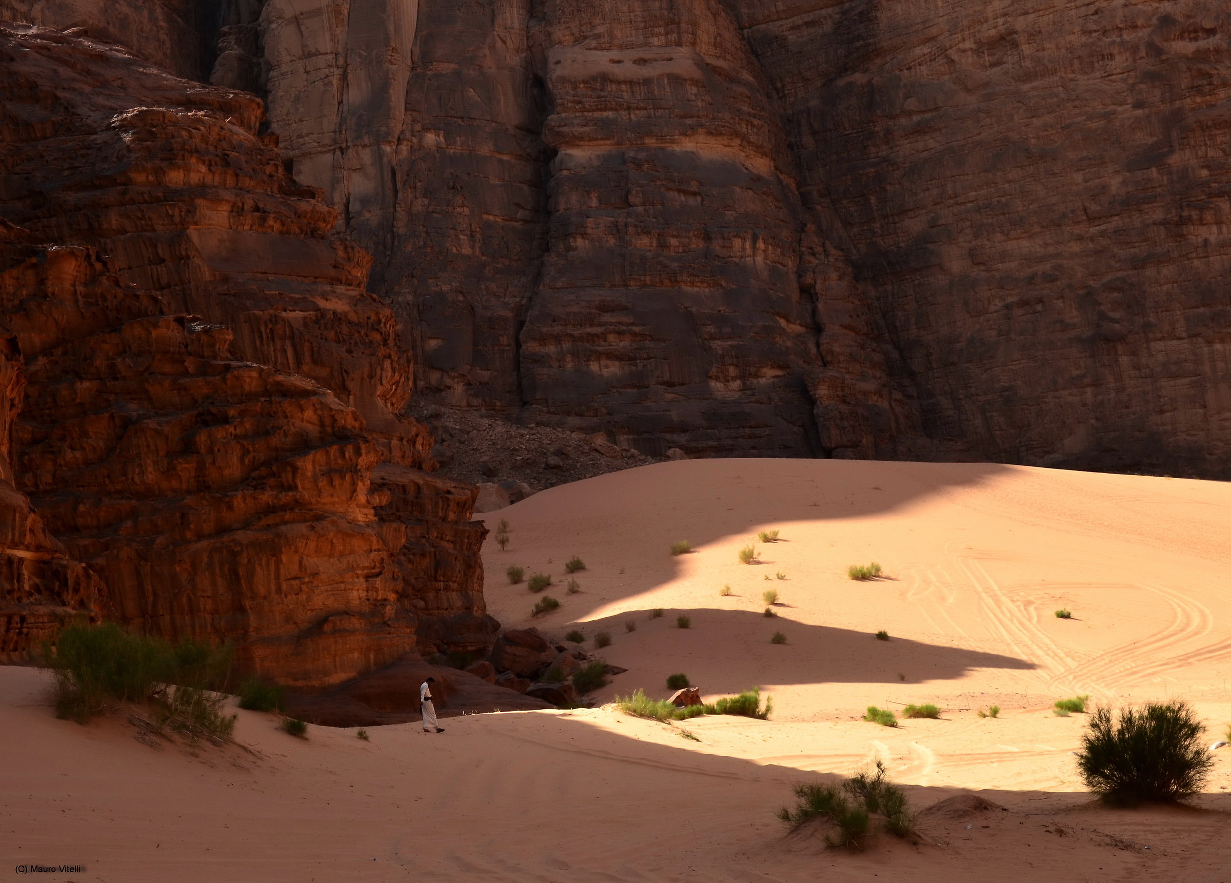 Beduino nel deserto del Wadi Rum
