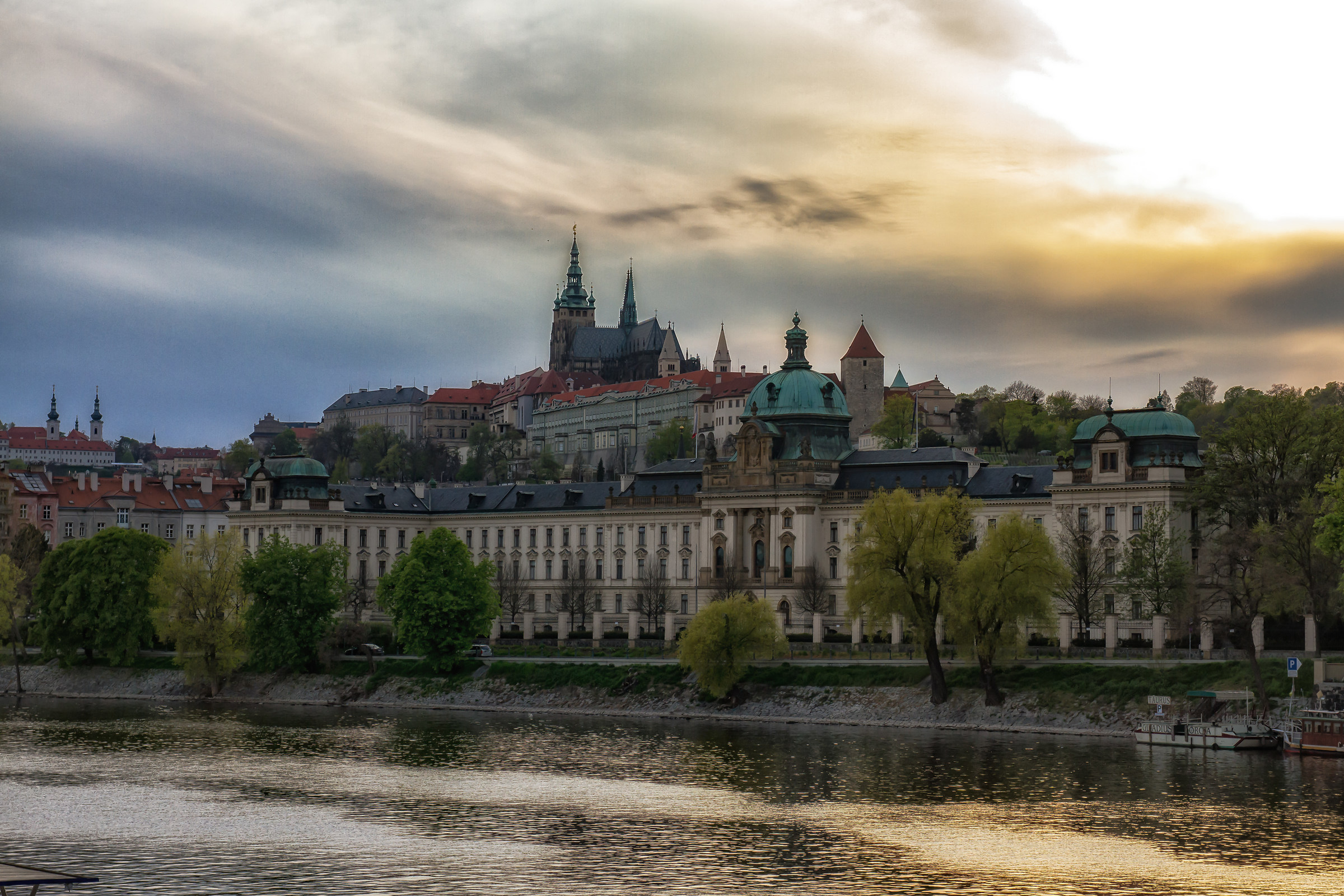 Praga la citta  nuova al tramonto