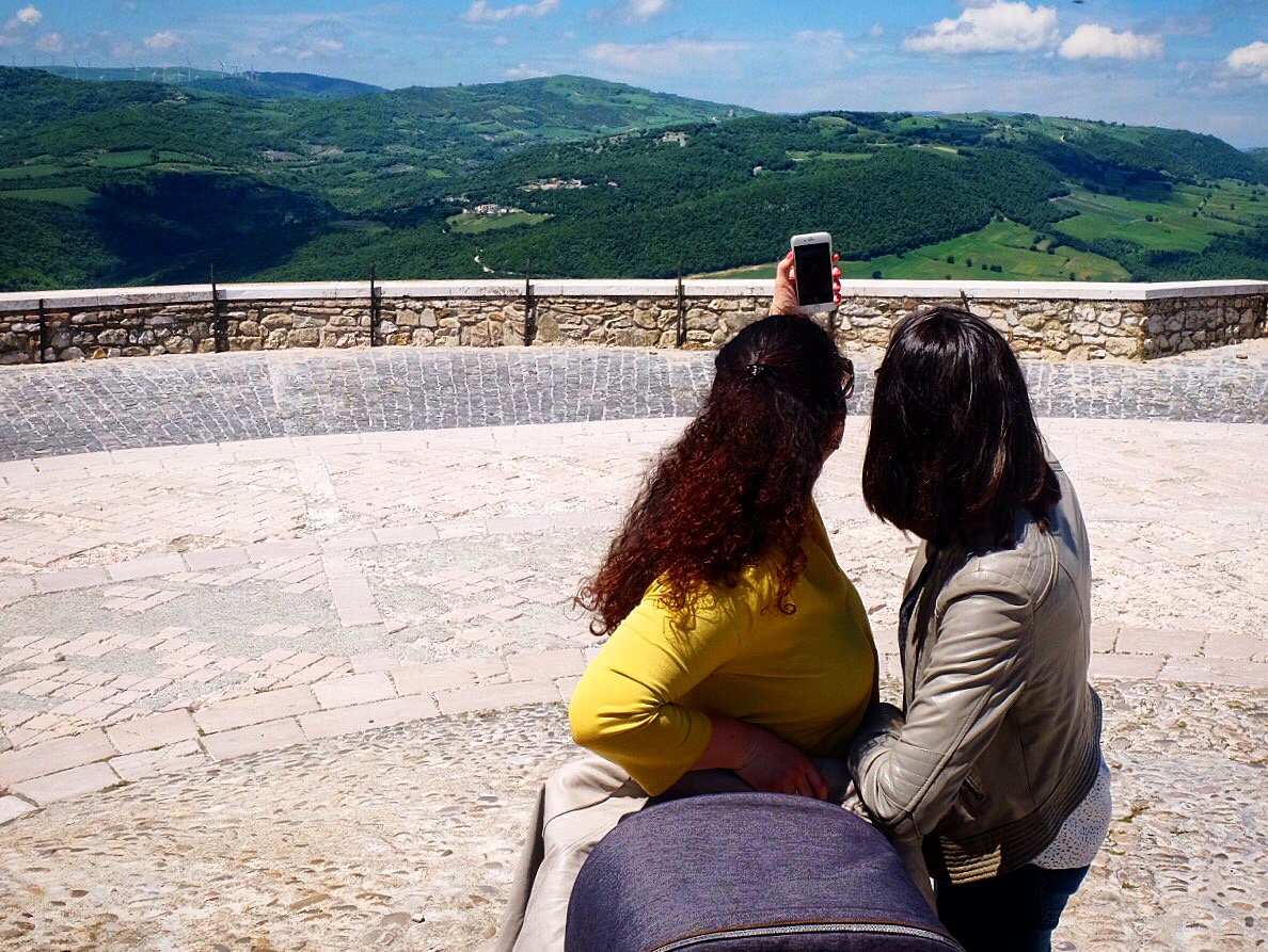 Autoscatto con paesaggio