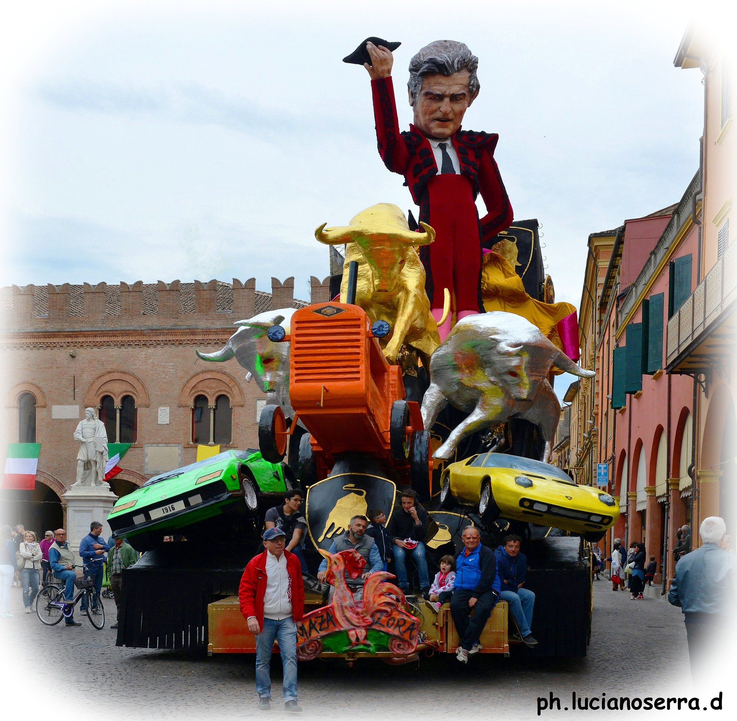 Wagon Allegorical 2016 Mazalora Company