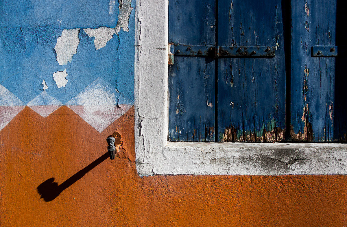 Burano ... a window and three colors
