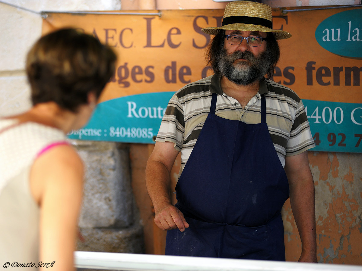 Isle Sur Sorgue, Formaggiaio to Market