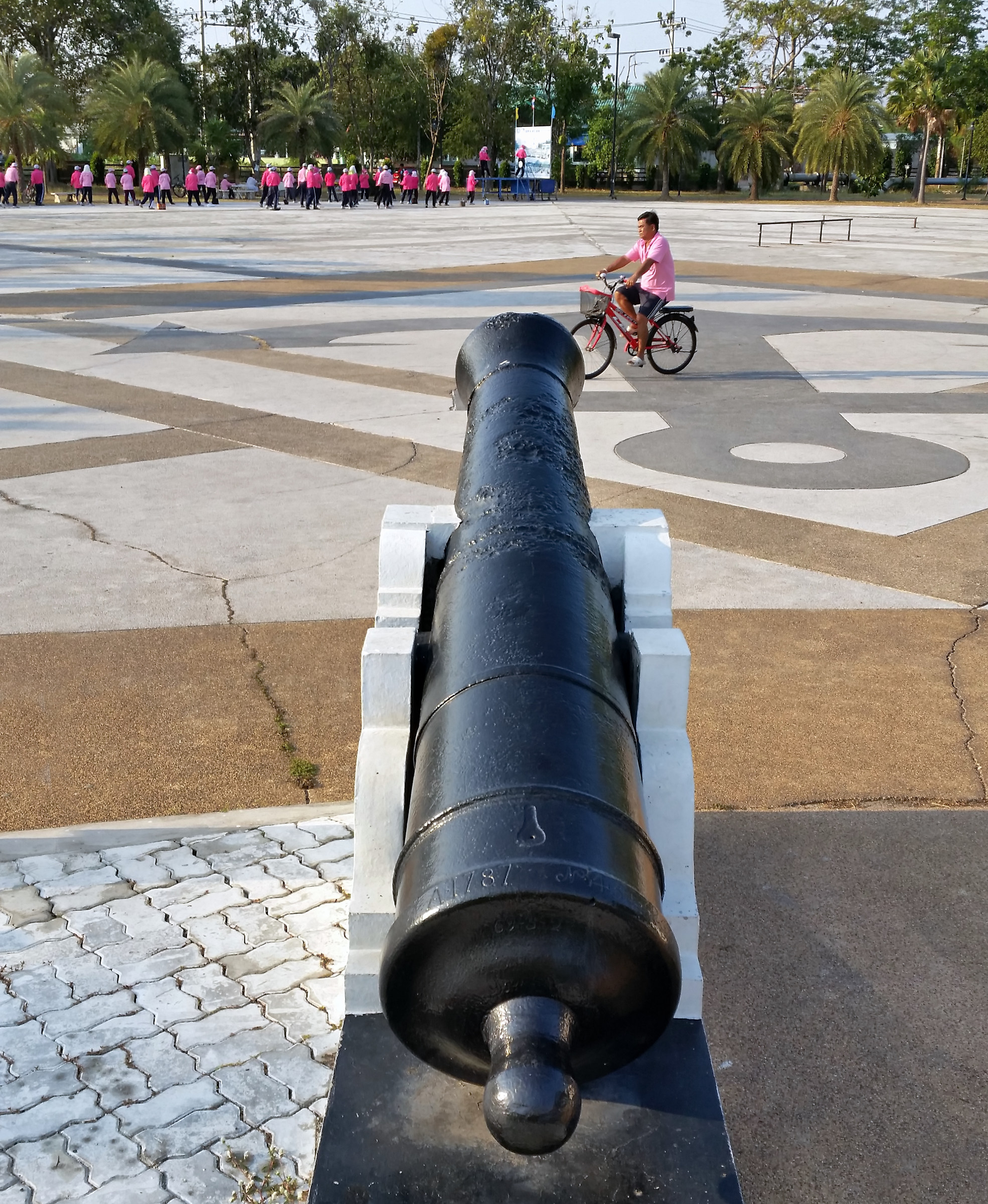 Do not shoot the cyclist ...