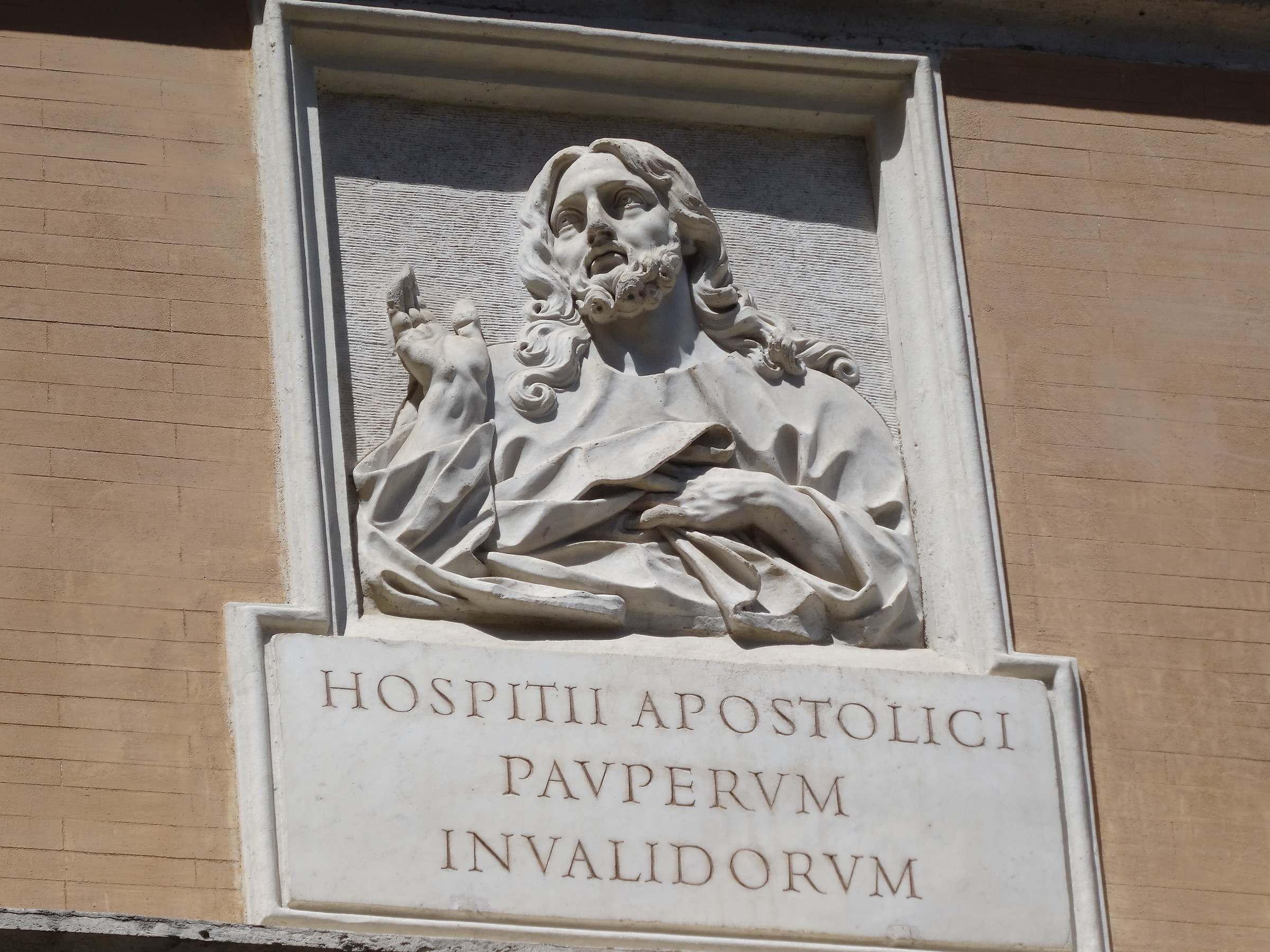 In un angolino della facciata di Montecitorio...