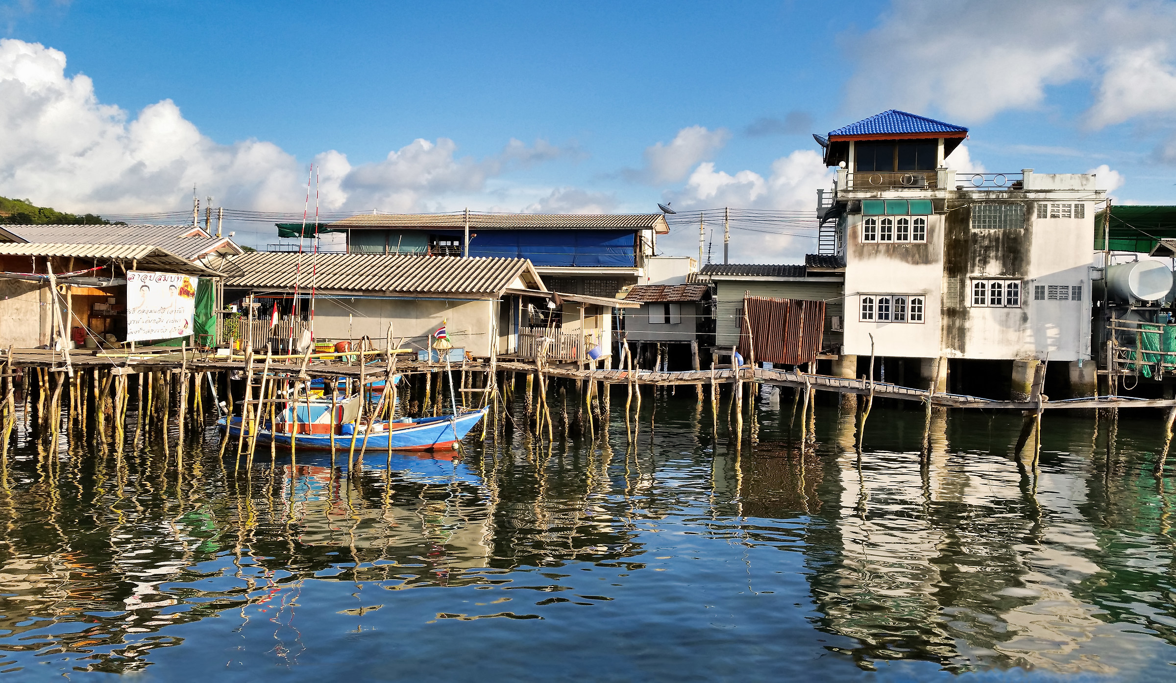 Incastonata sotto il pontile