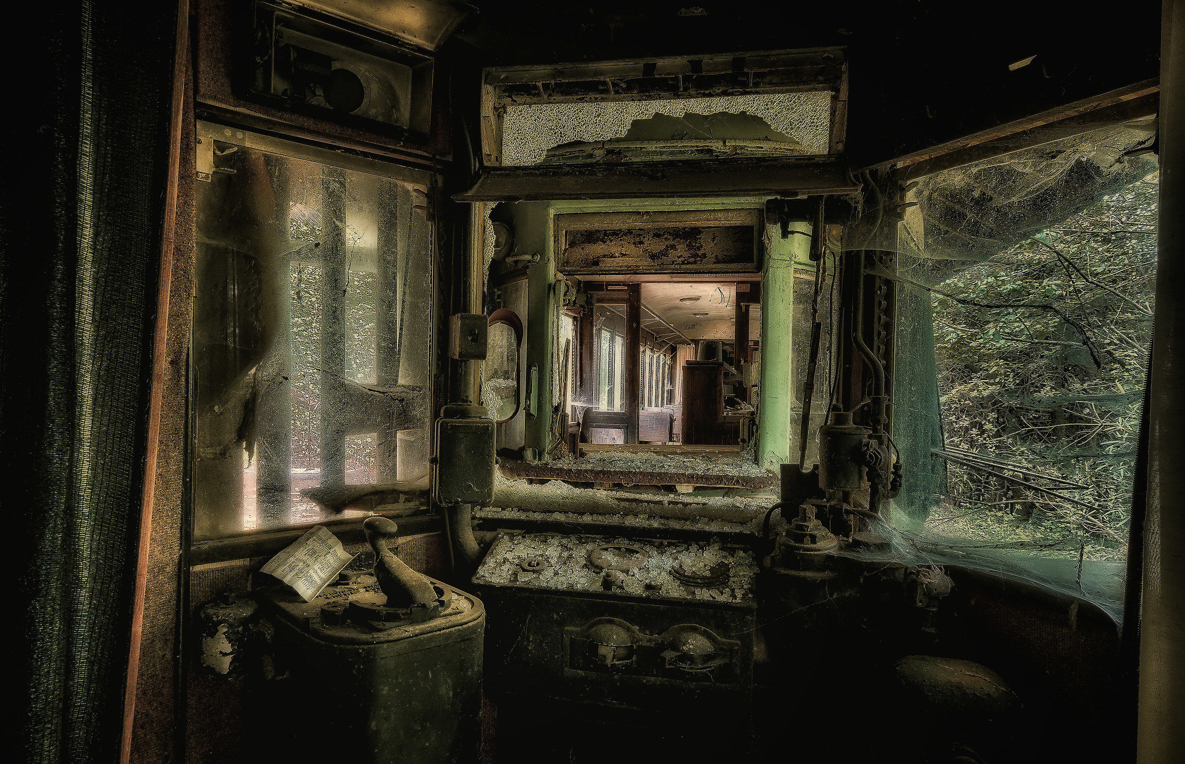 Ristorante su rotaia abbandonato...tra i due vagoni