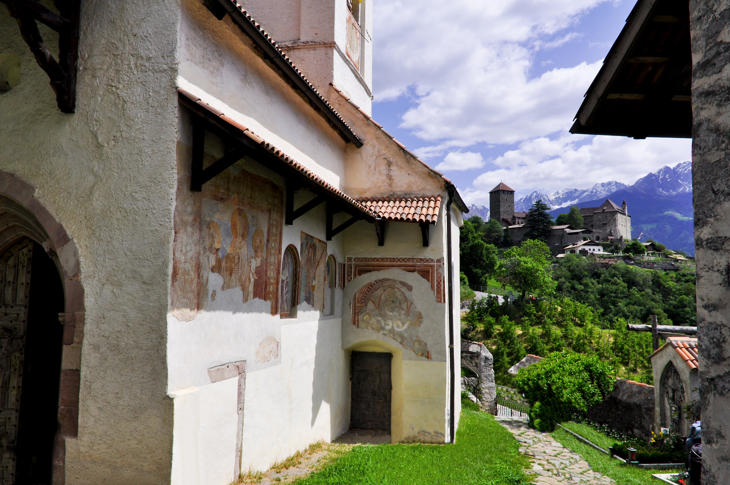 Chiesa di S. Pietro sullo sfondo castel Tirolo, Merano