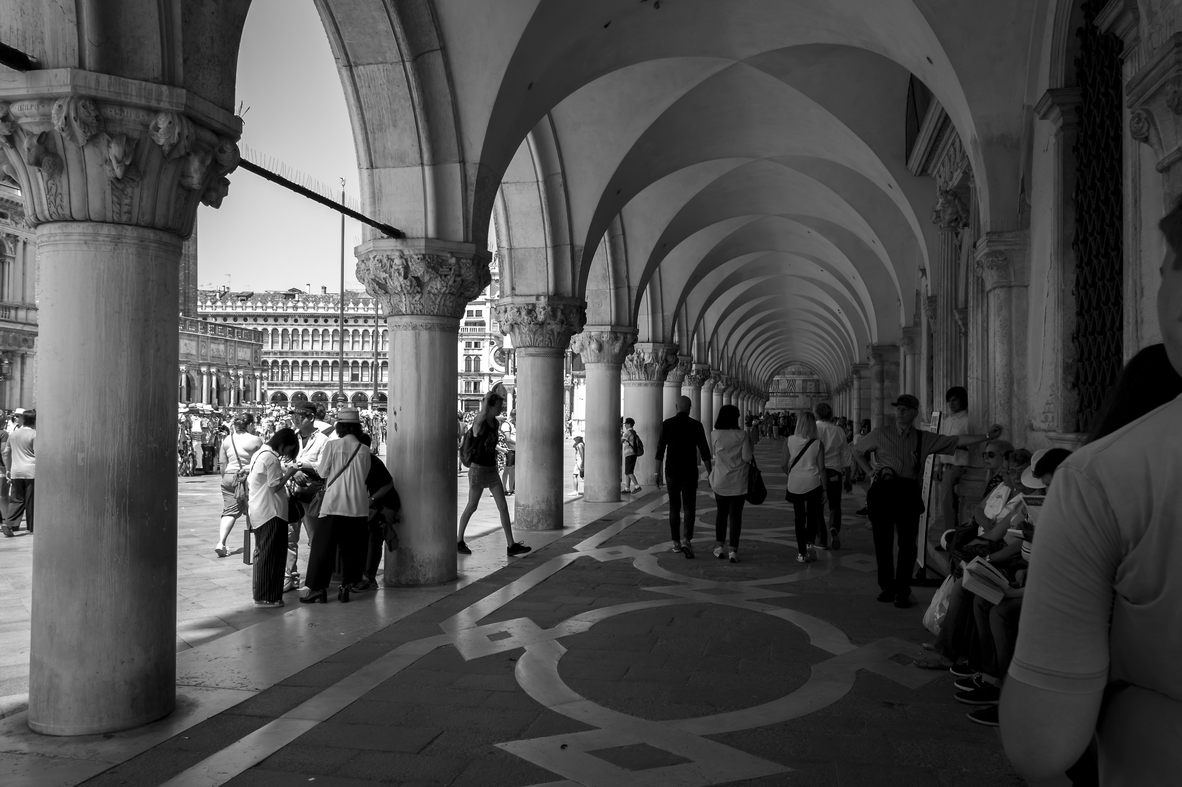 archi e linee nei portici di San Marco