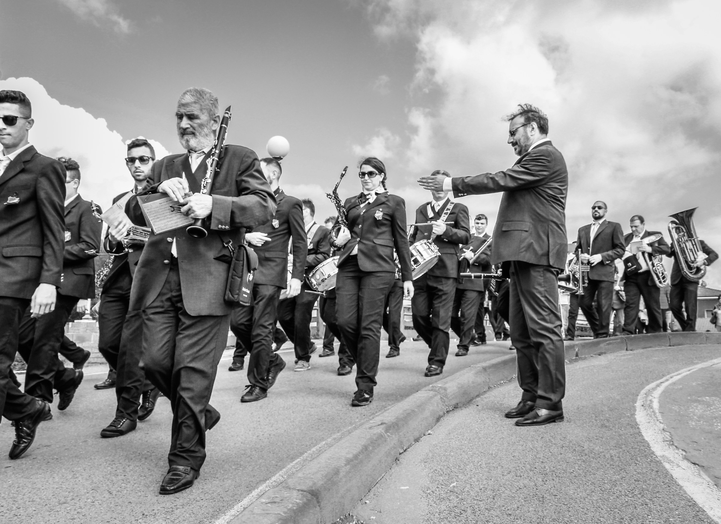 Attention, passes the band!