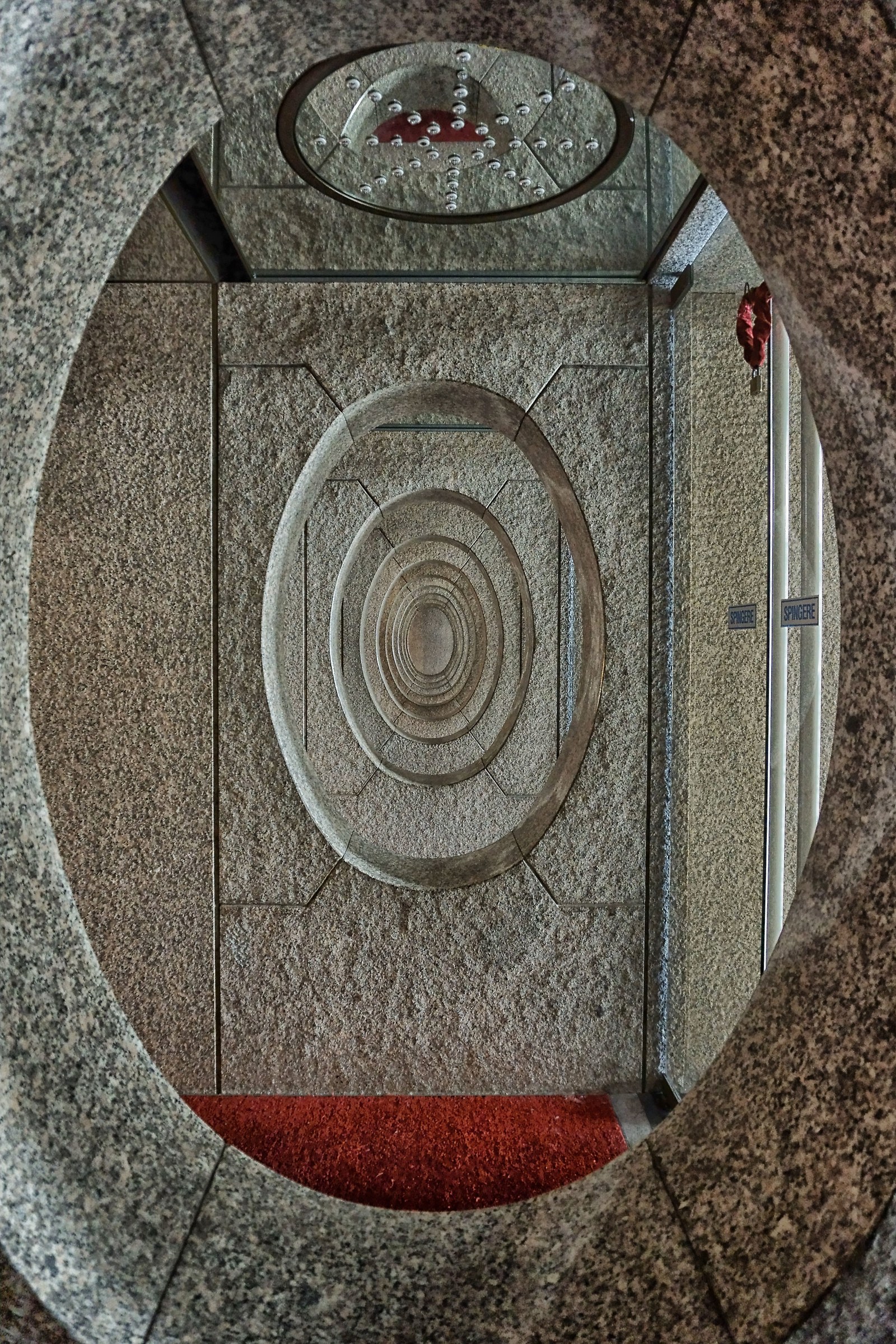 uno dei dodici magici ingressi del teatro Regio