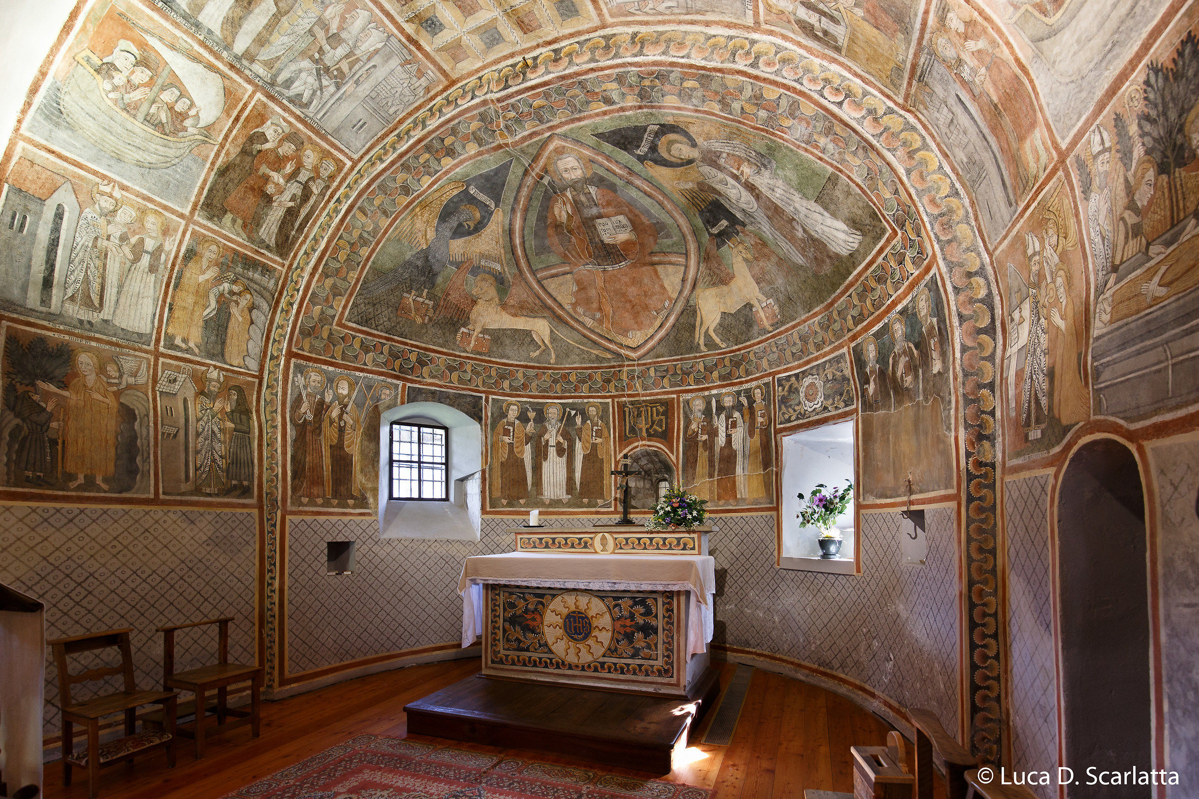 Antichi affreschi in chiesetta di montagna