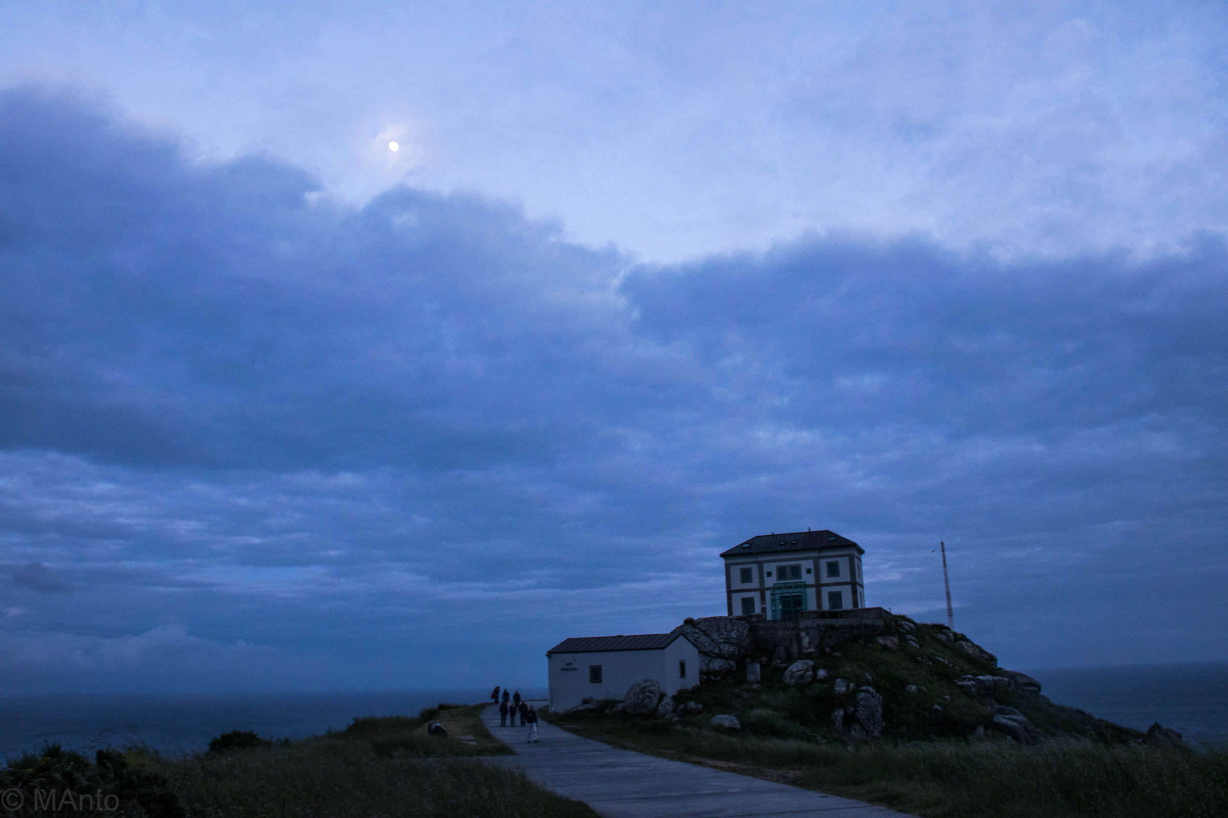 Luna alta sul faro di Finisterre