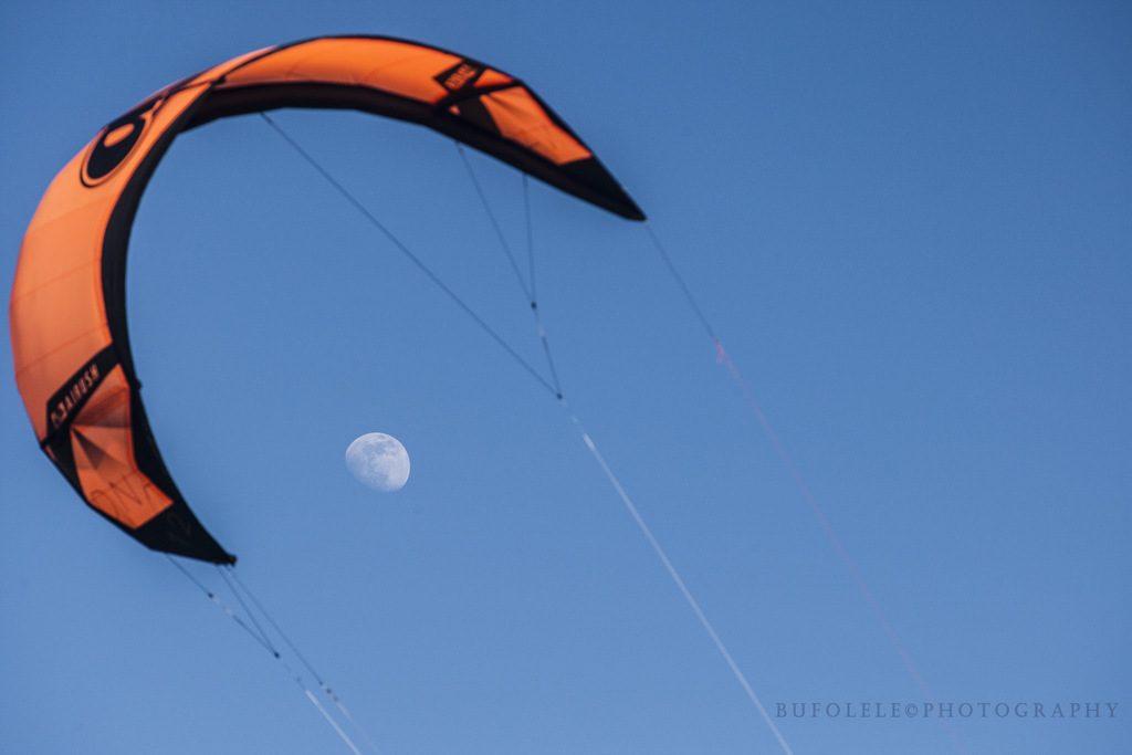 kitesurf with the moon