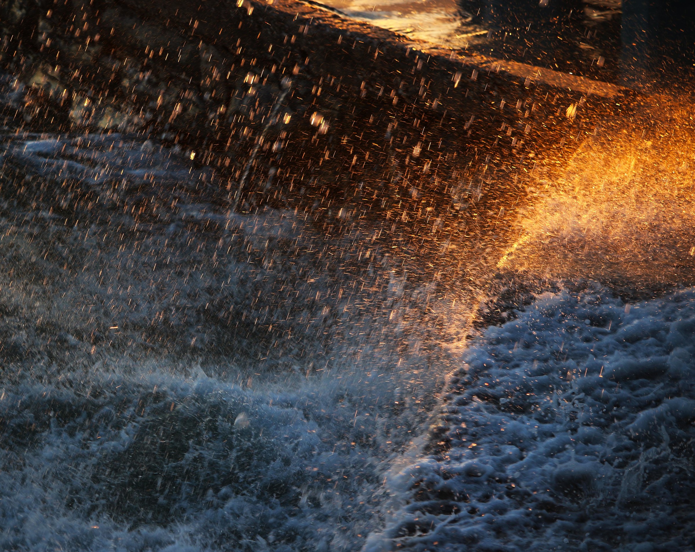 Tra schizzi dorati, mareggiata