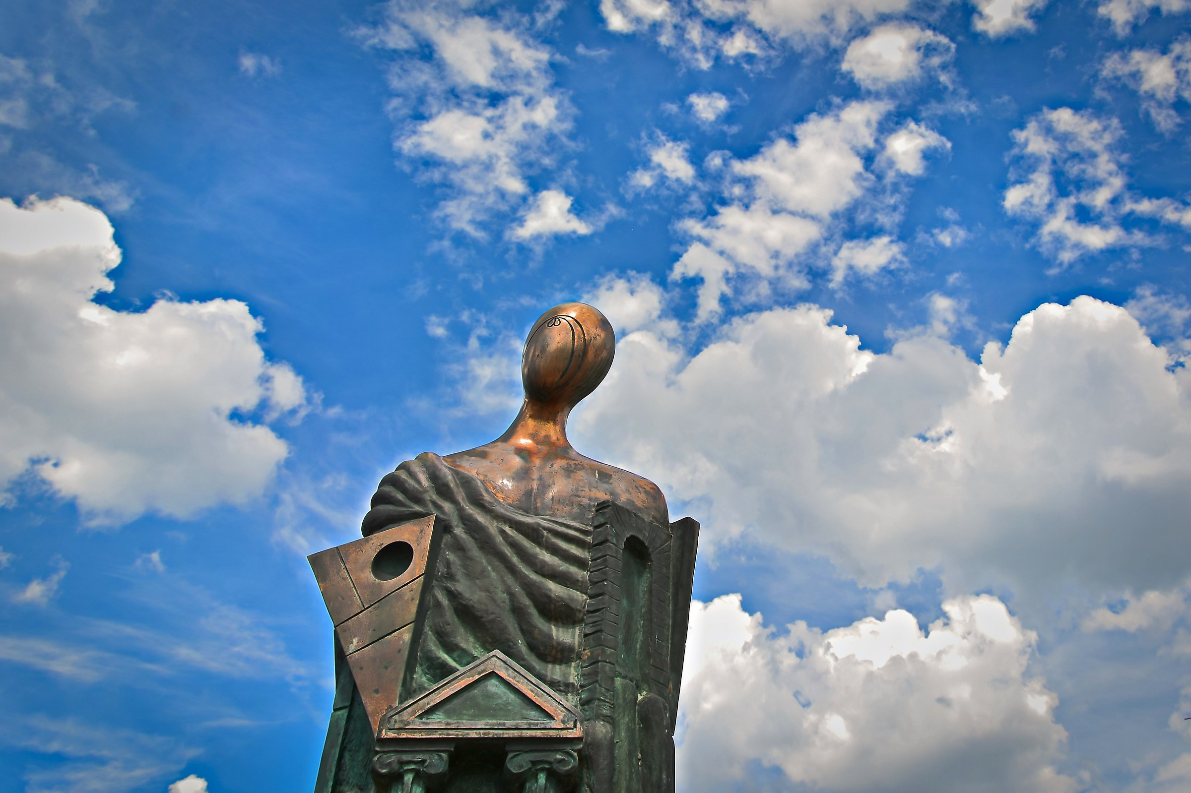 Con la testa ta le nuvole