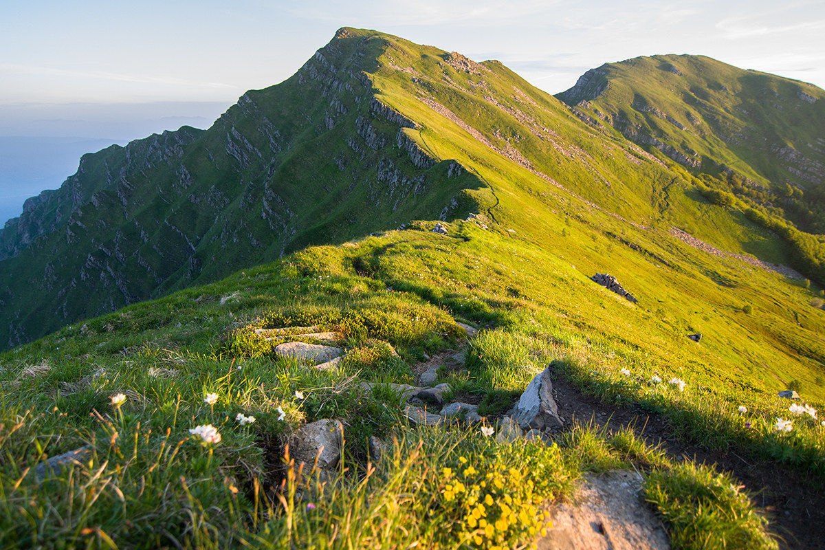 Le prime luci del sole sul monte Braiola