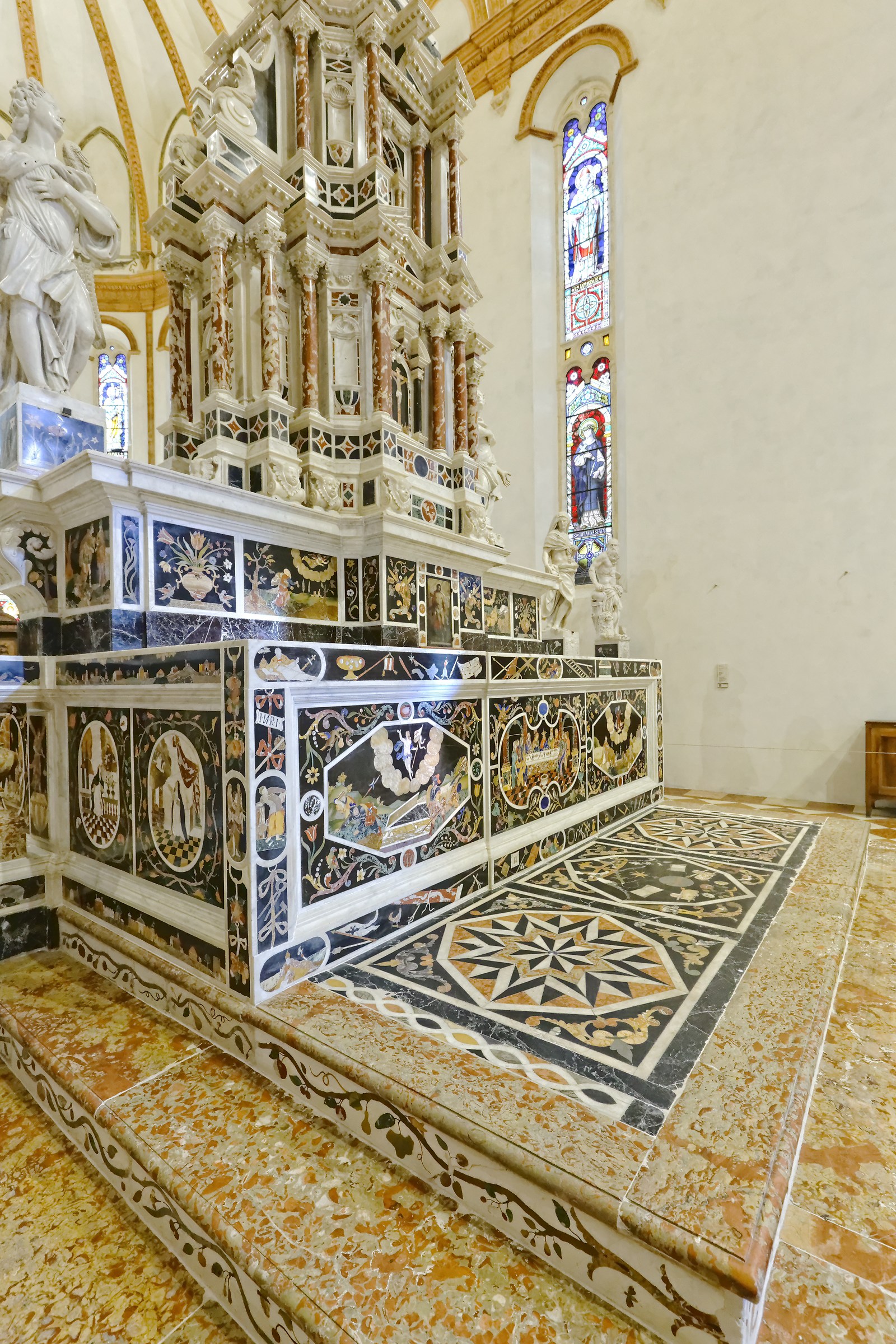 Santa Corona - beautiful work in marble and stones