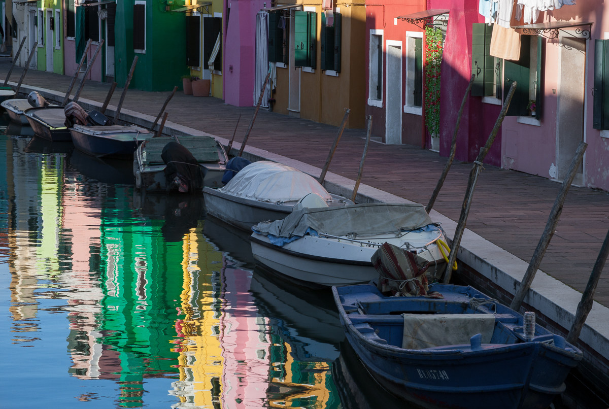 Burano ... the shore between shadows and colors