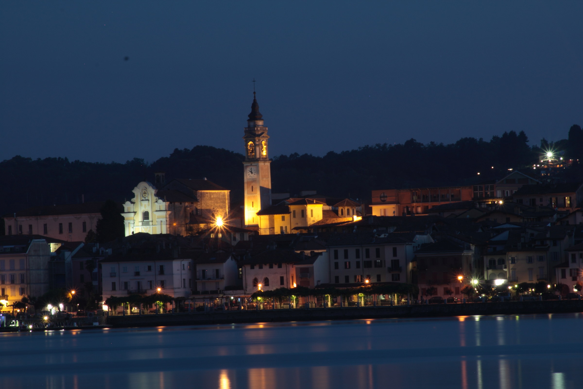 Arona di notte
