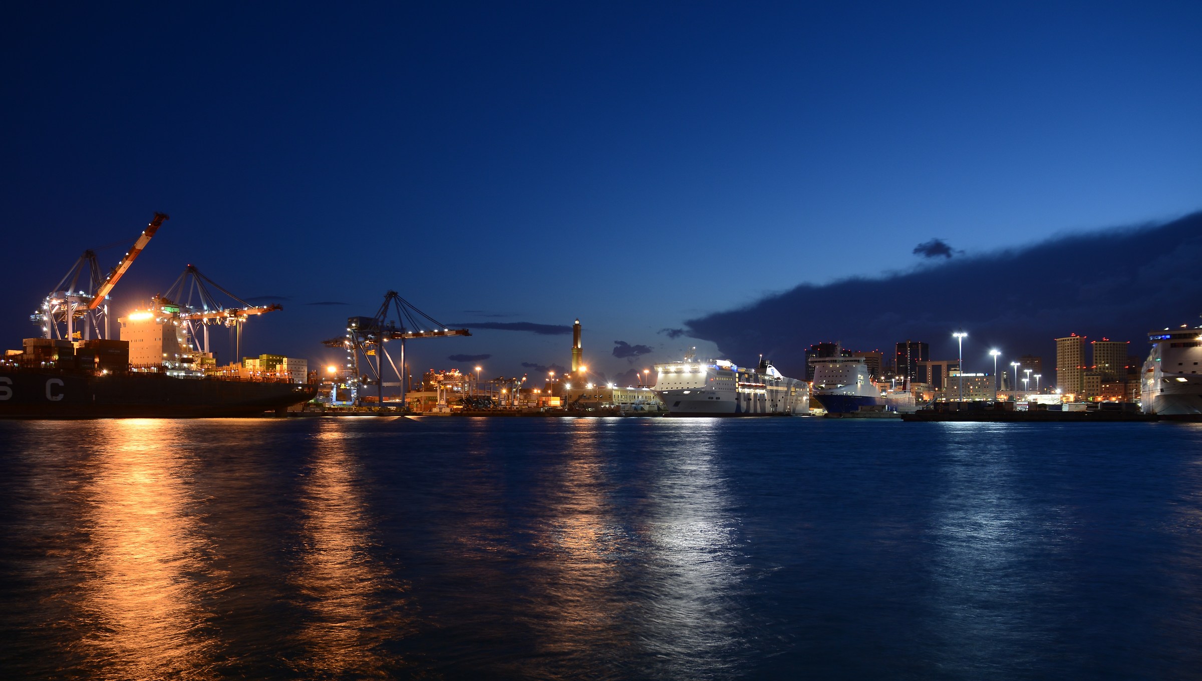 il blu del porto di genova