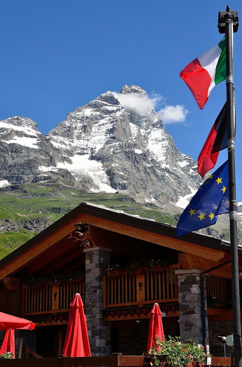 Cervino con bandiere