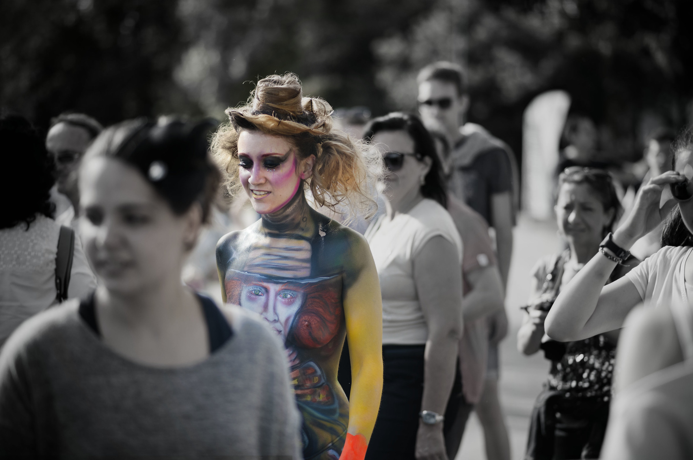 Mimitizzata nella folla, oppure no...