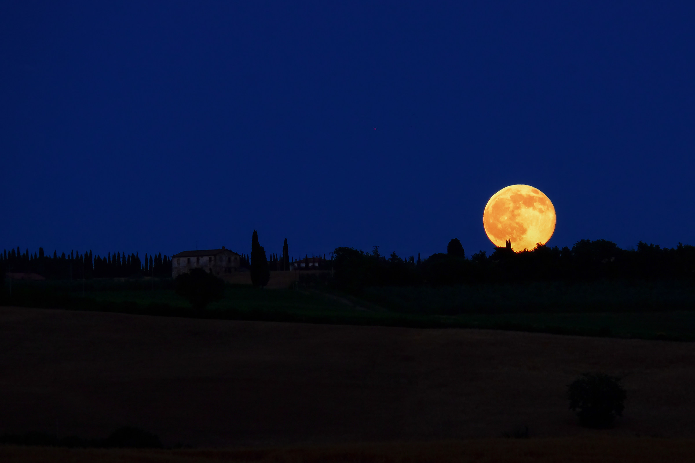 Luna piena in Val d'Orcia