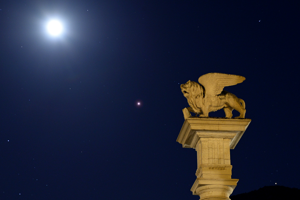 Moon, Mars and a lion ...