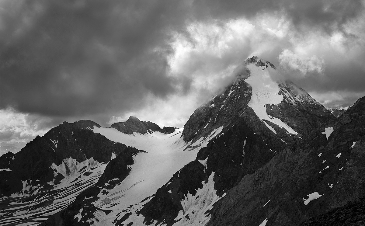 Great Zebrù as b & w