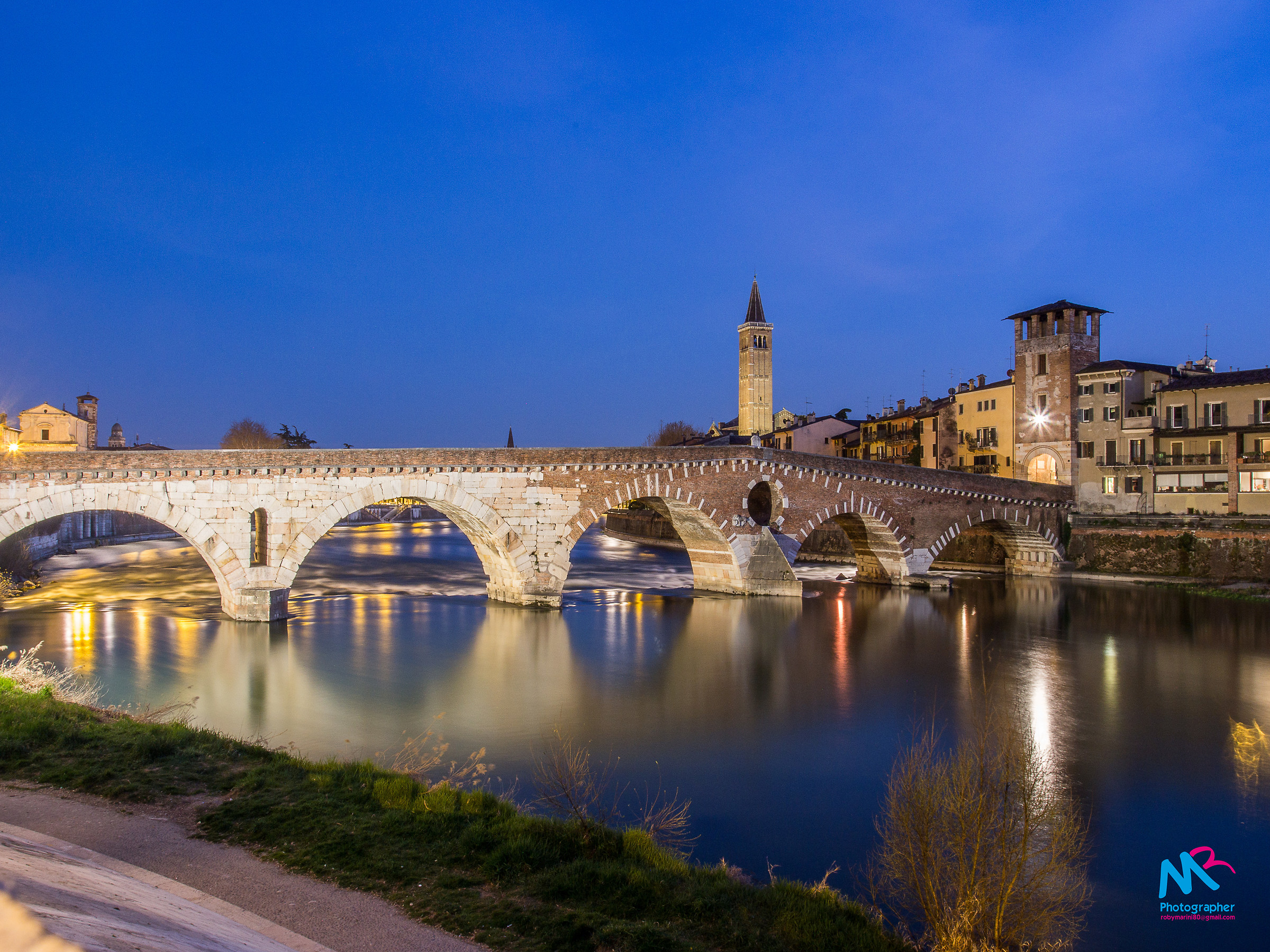 Verona ponte in notturna