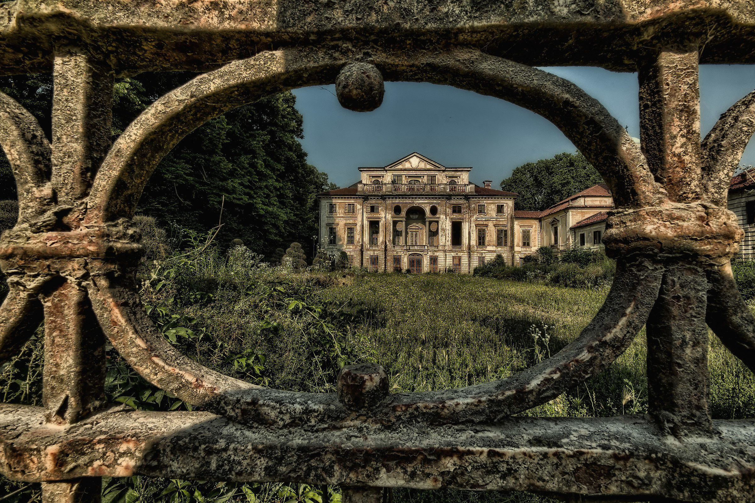 Villa C. incorniciata e abbandonata...