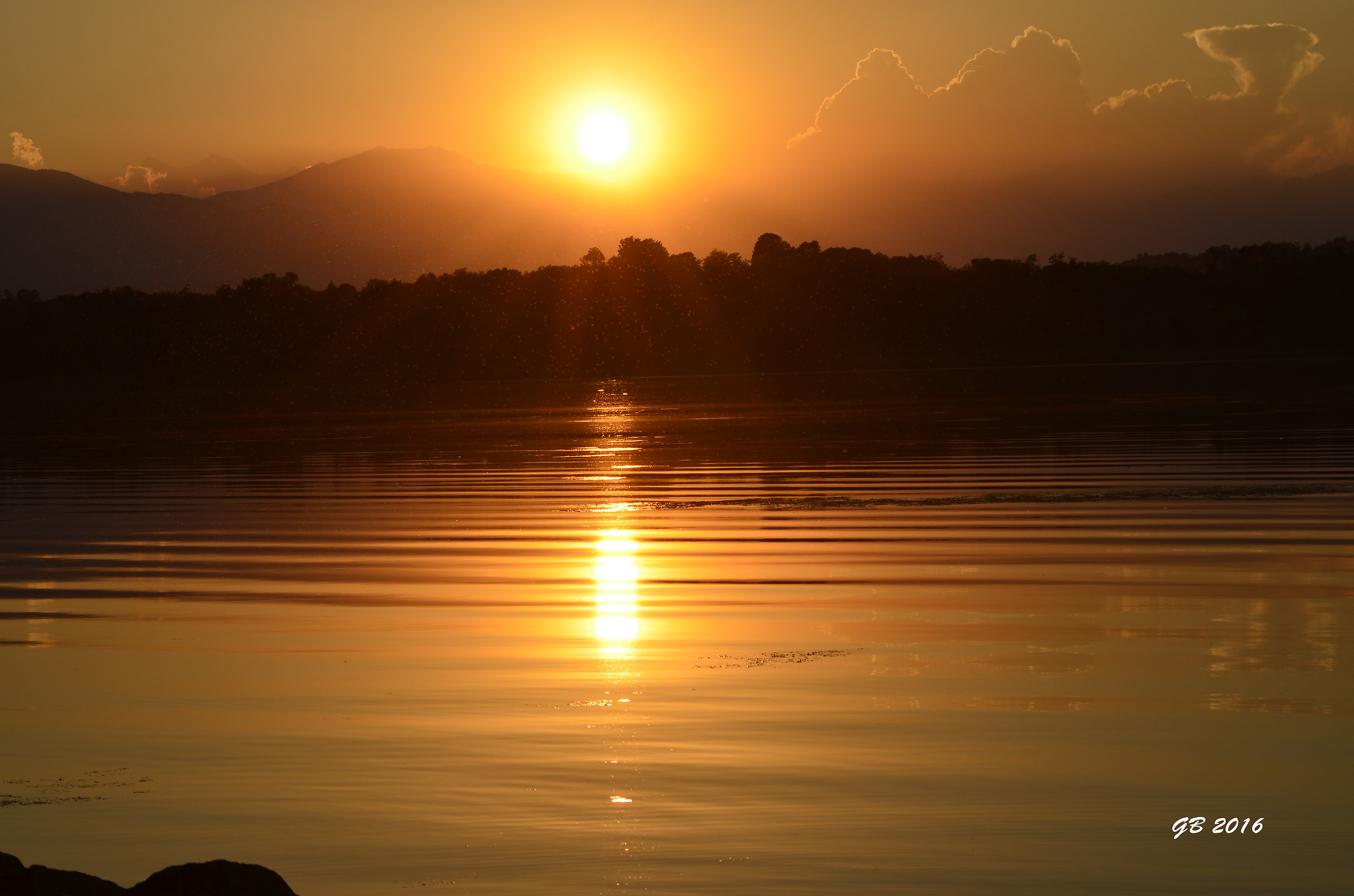 il sole tramonta nel Lago di Varese