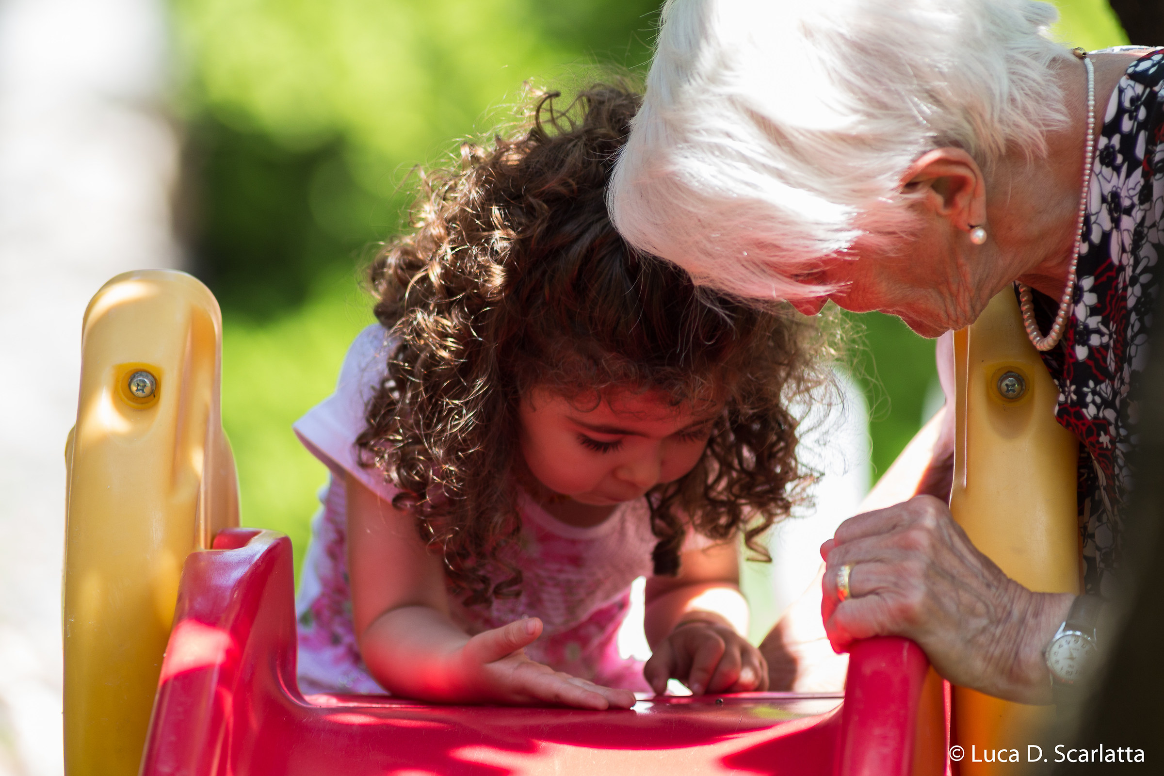 Guarda nonna, una coccinella sullo scivolo...
