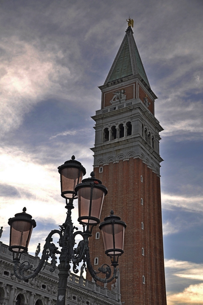 Lampione con campanile 1