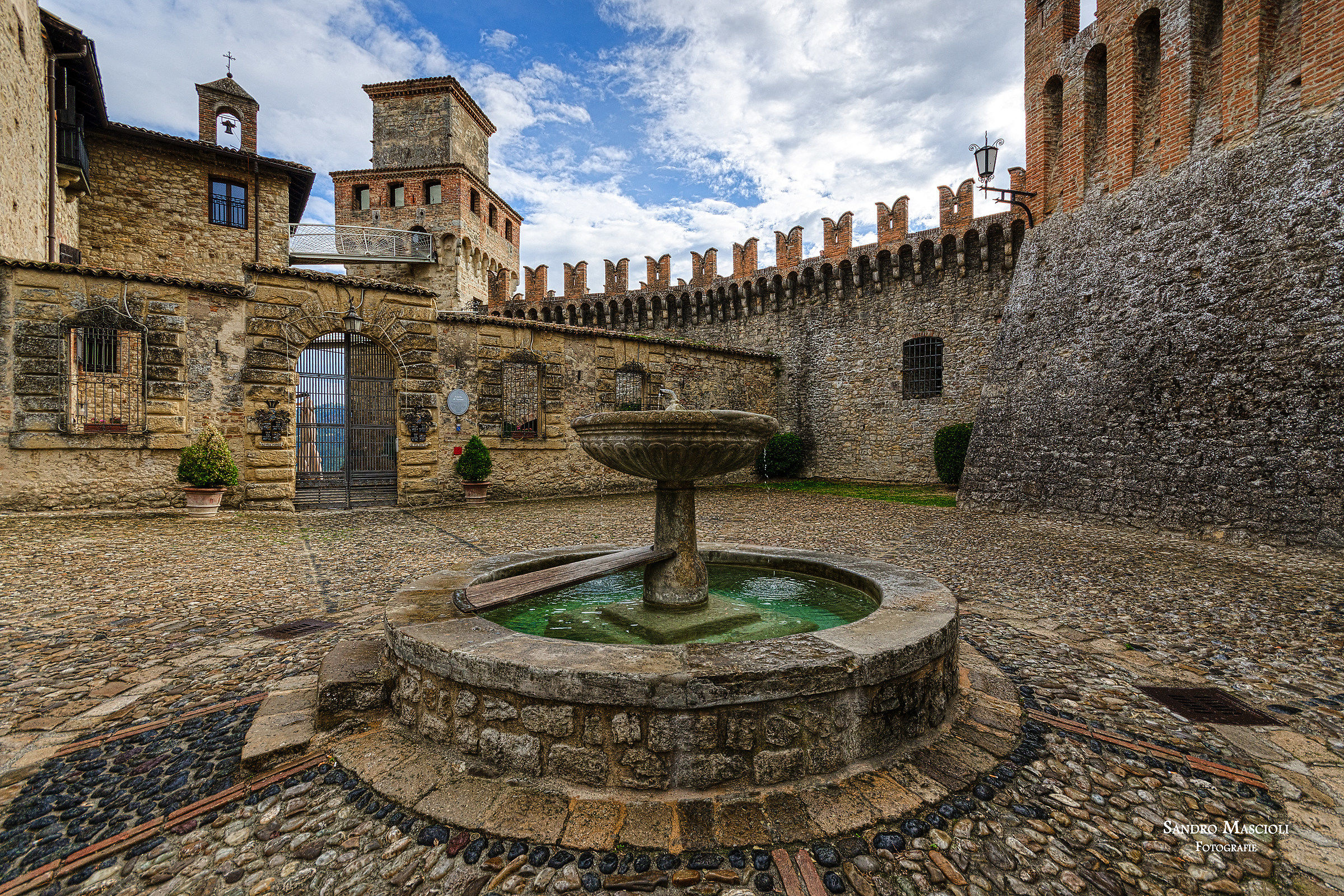 Vigoleno, the square of the fountain.